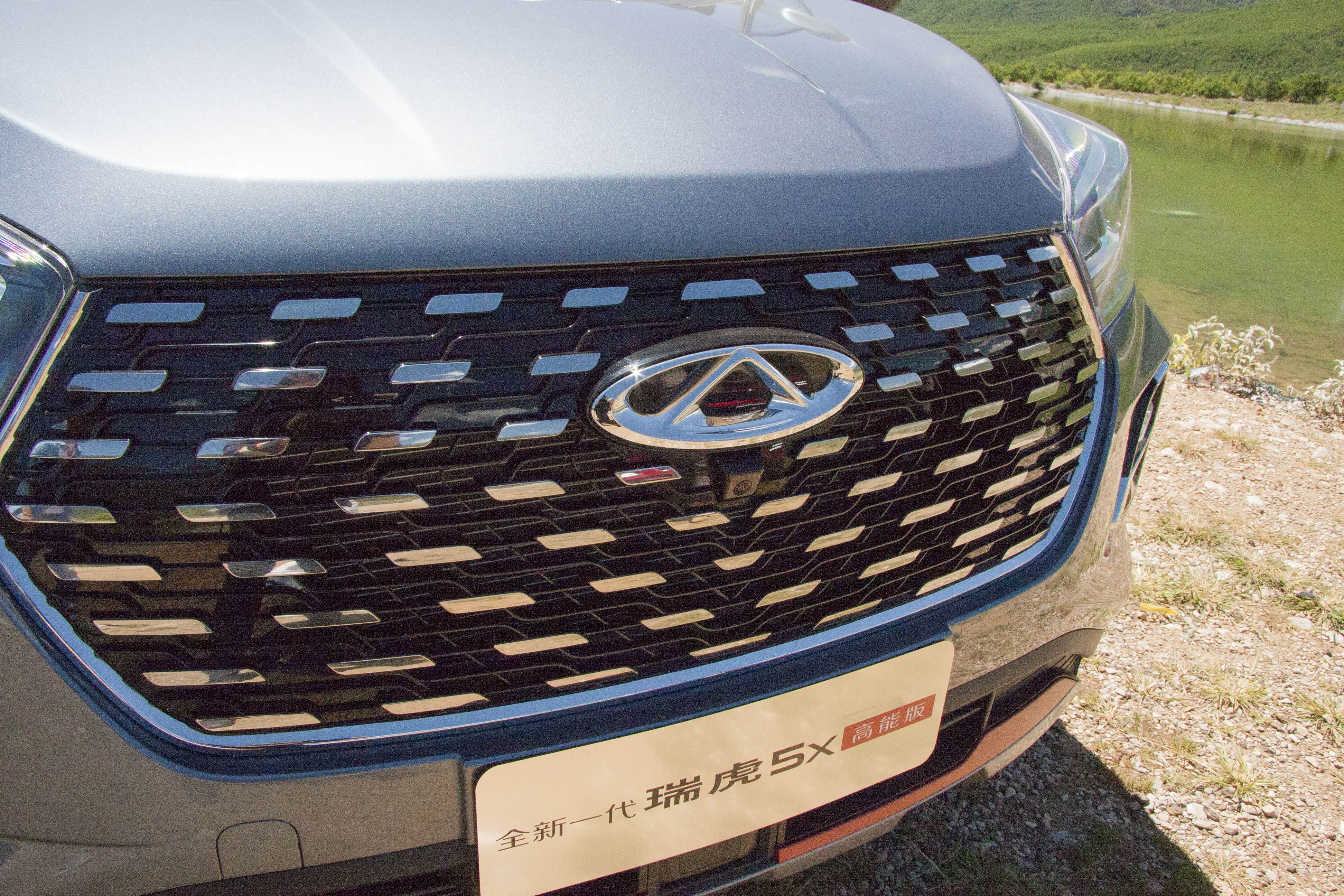 点阵式星河格栅前脸精致美观，且立体感十足