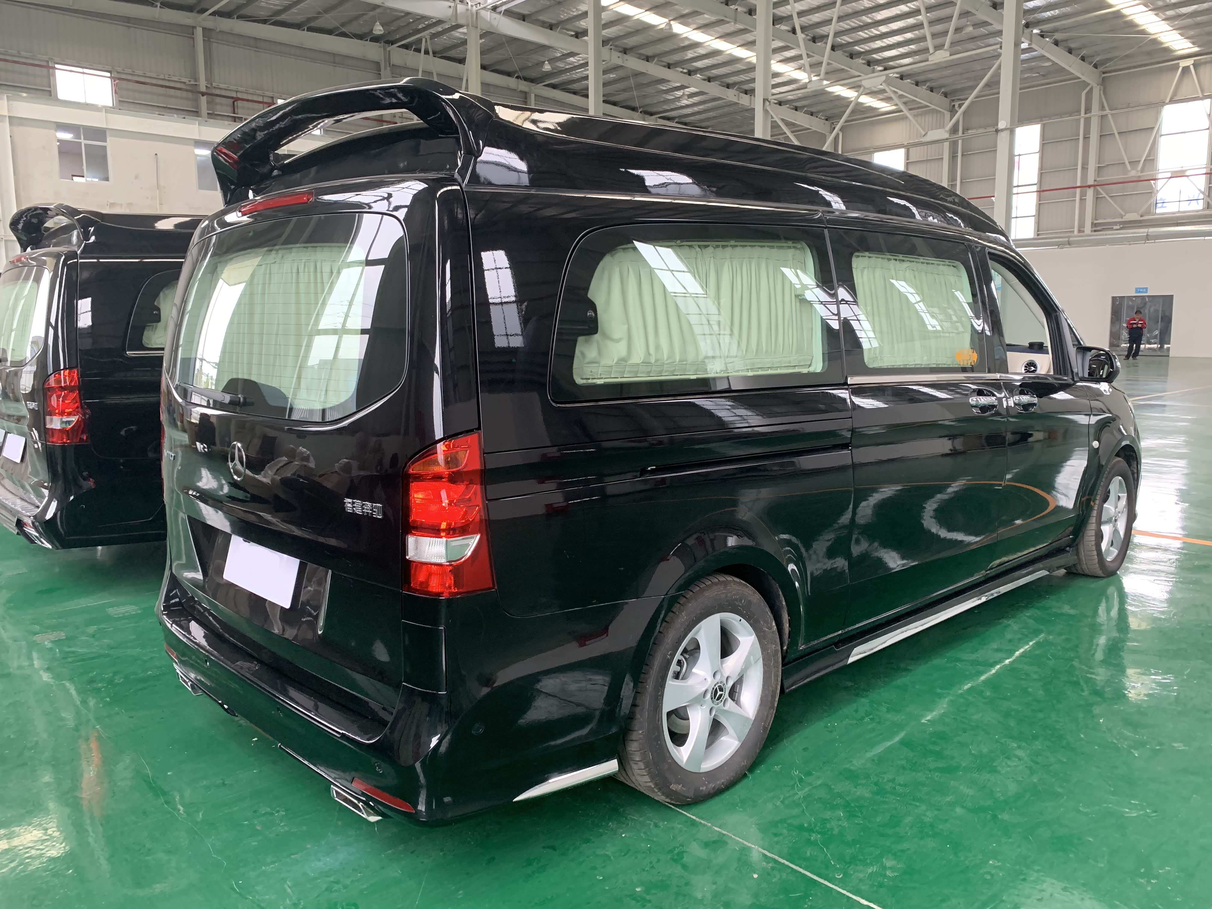 加装了高顶，尾部有尾翼，侧面加装了下侧裙、车窗亮条、镀铬拉手，以及后包围