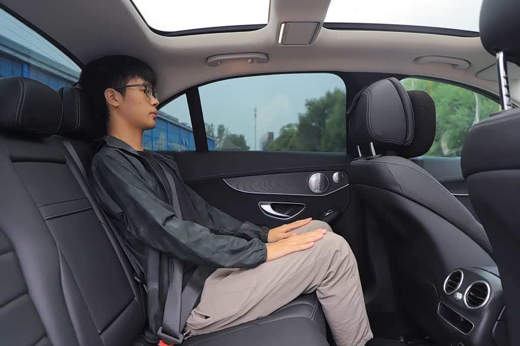 图：老款奔驰C级后排座椅乘坐空间