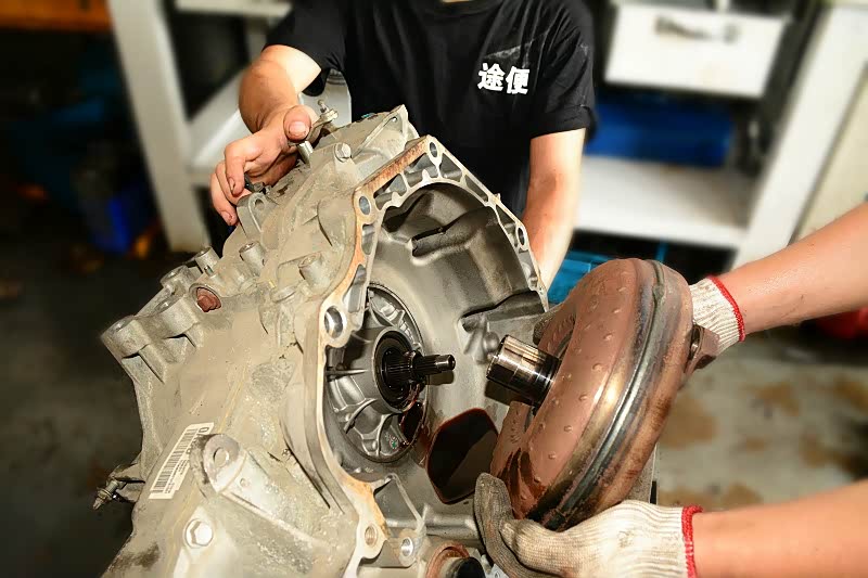 手里的是变矩器，经过检查，变矩器没有问题，可以装车使用。