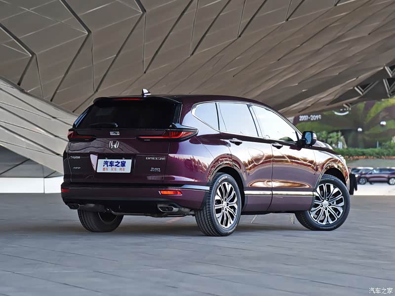 相比CR-V，皓影的车身整体感更高，设计要更大气时尚很多