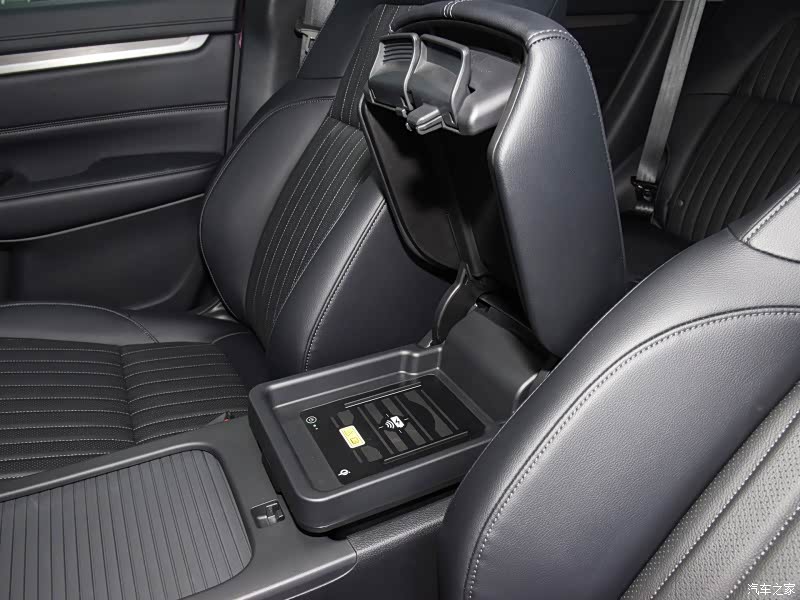 皓影的前座中央扶手储物水准明显不如CR-V宽敞实用