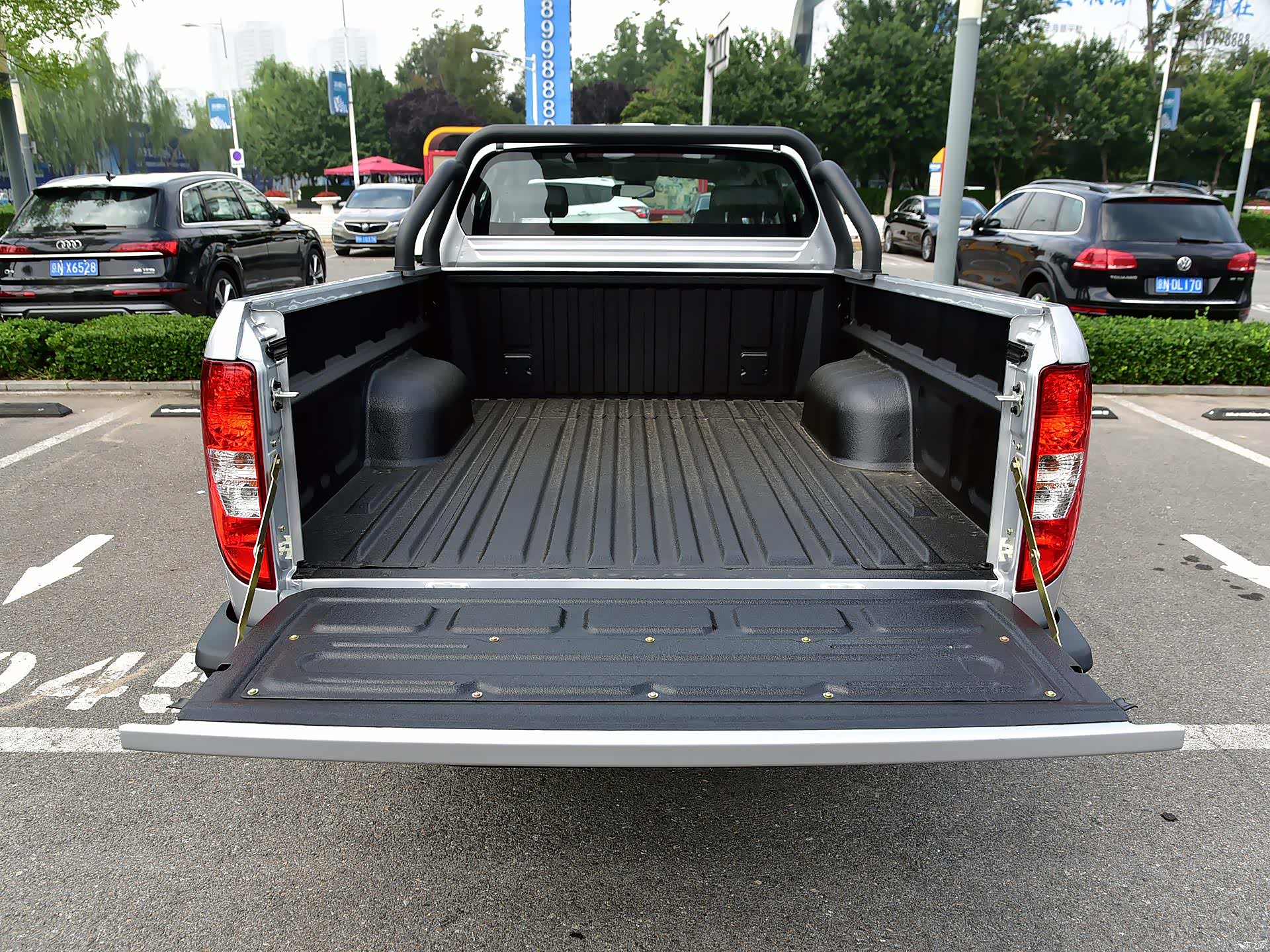 2020款 2.5T柴油两驱尊享长轴版货箱/引自汽车之家图库