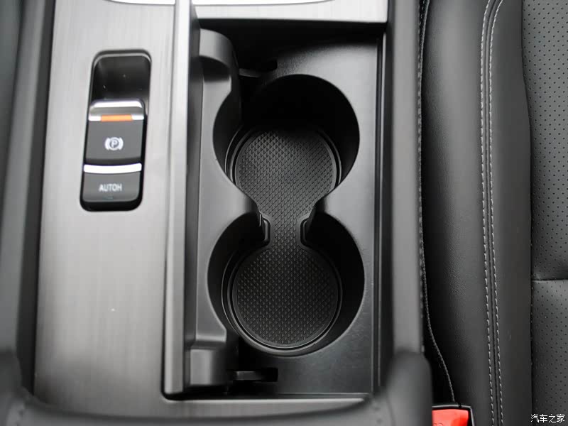 锐程CC的常规储物水准远比朗逸及轩逸经典版出色很多，电子手刹及自动驻车也是标配