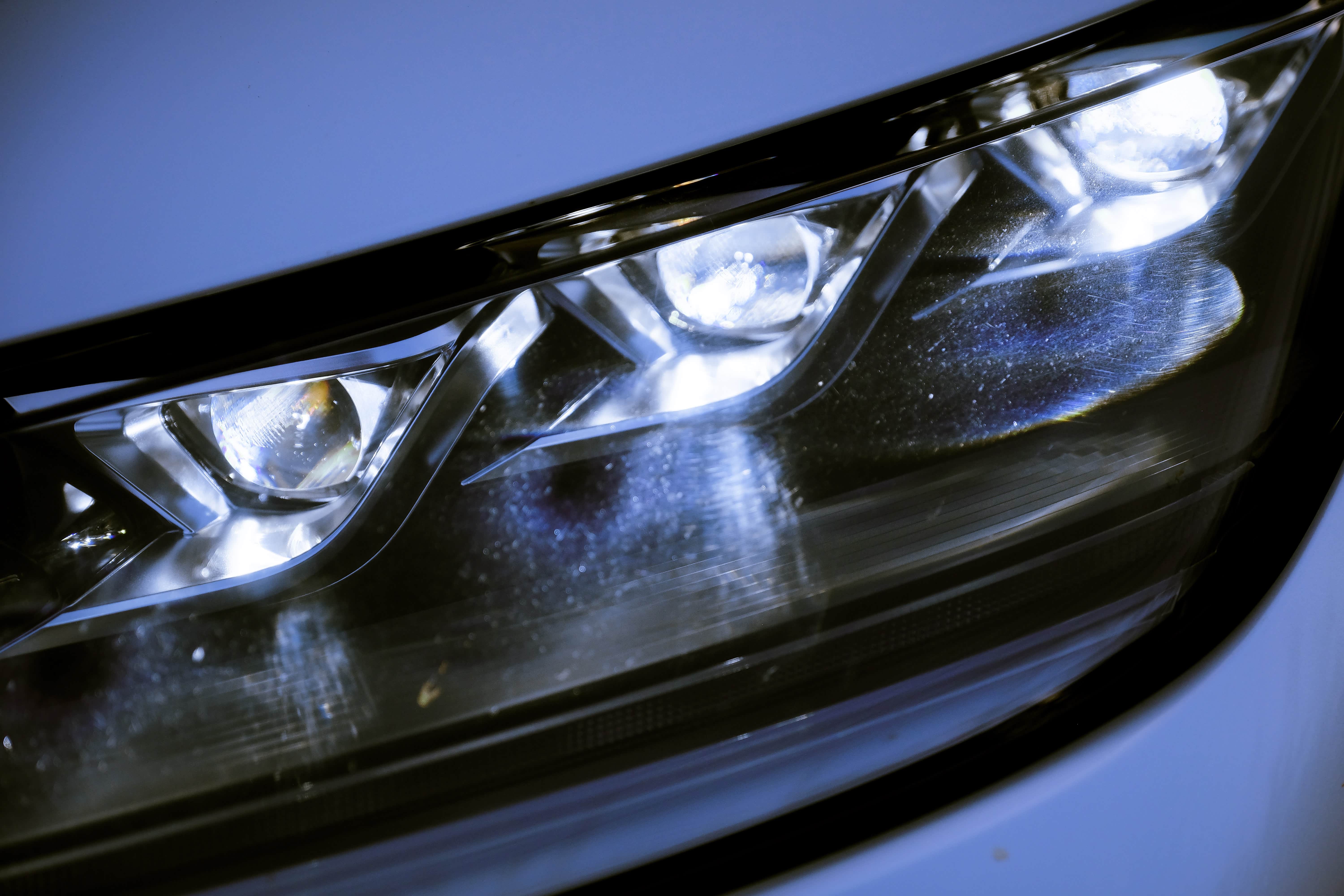 带有BladeScan™极速旋镜式远光灯自适应控制系统的大灯