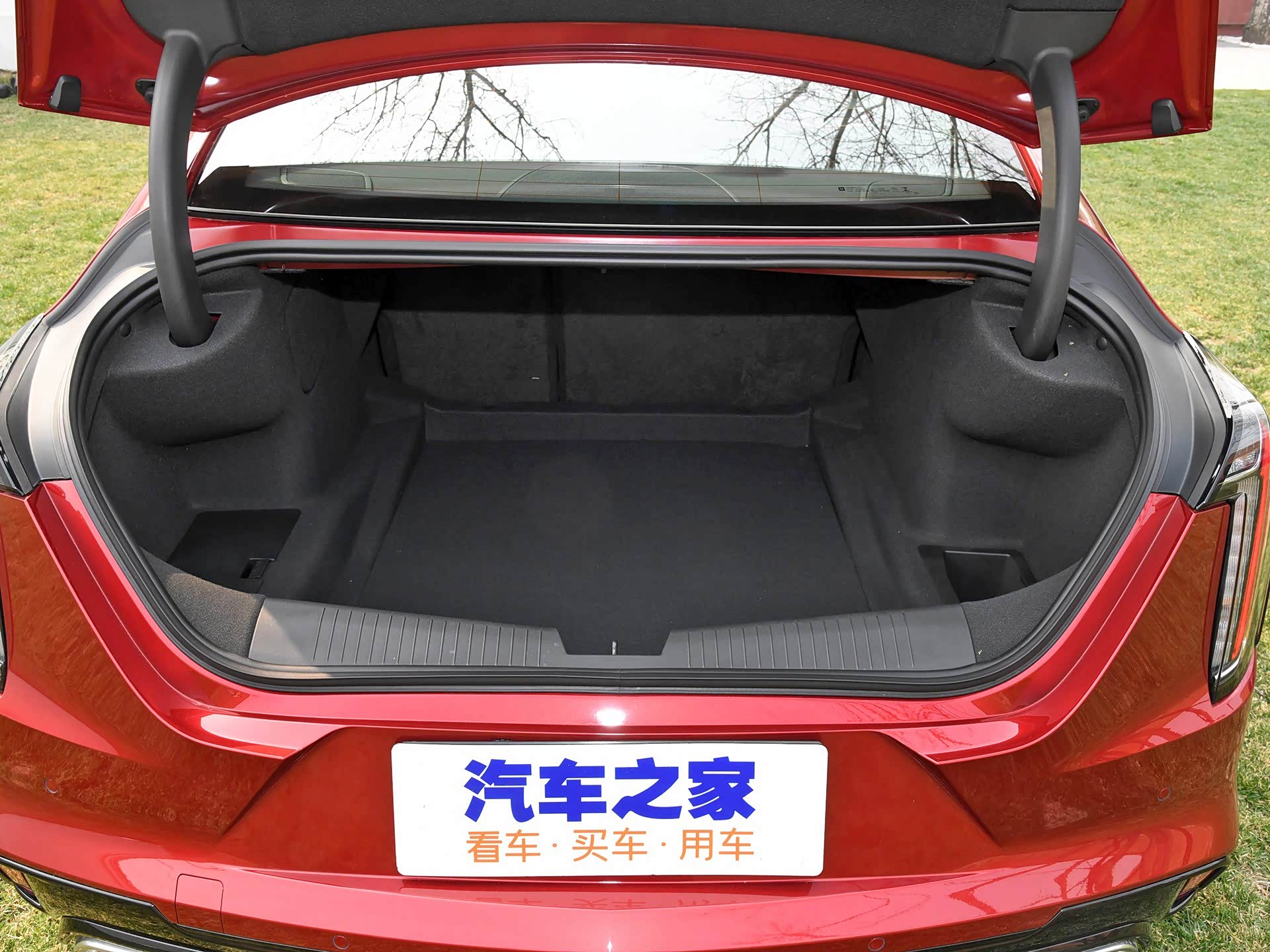 尾厢的空间也更多地被机械部分所侵占，基本上是紧凑型车尾厢的水准/引自汽车之家图库