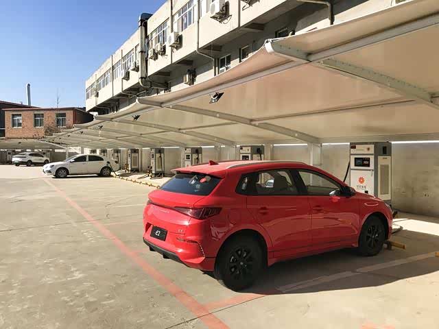 ▲我常去的这家充电站，下午优惠时段车挺多，上午就比较空了