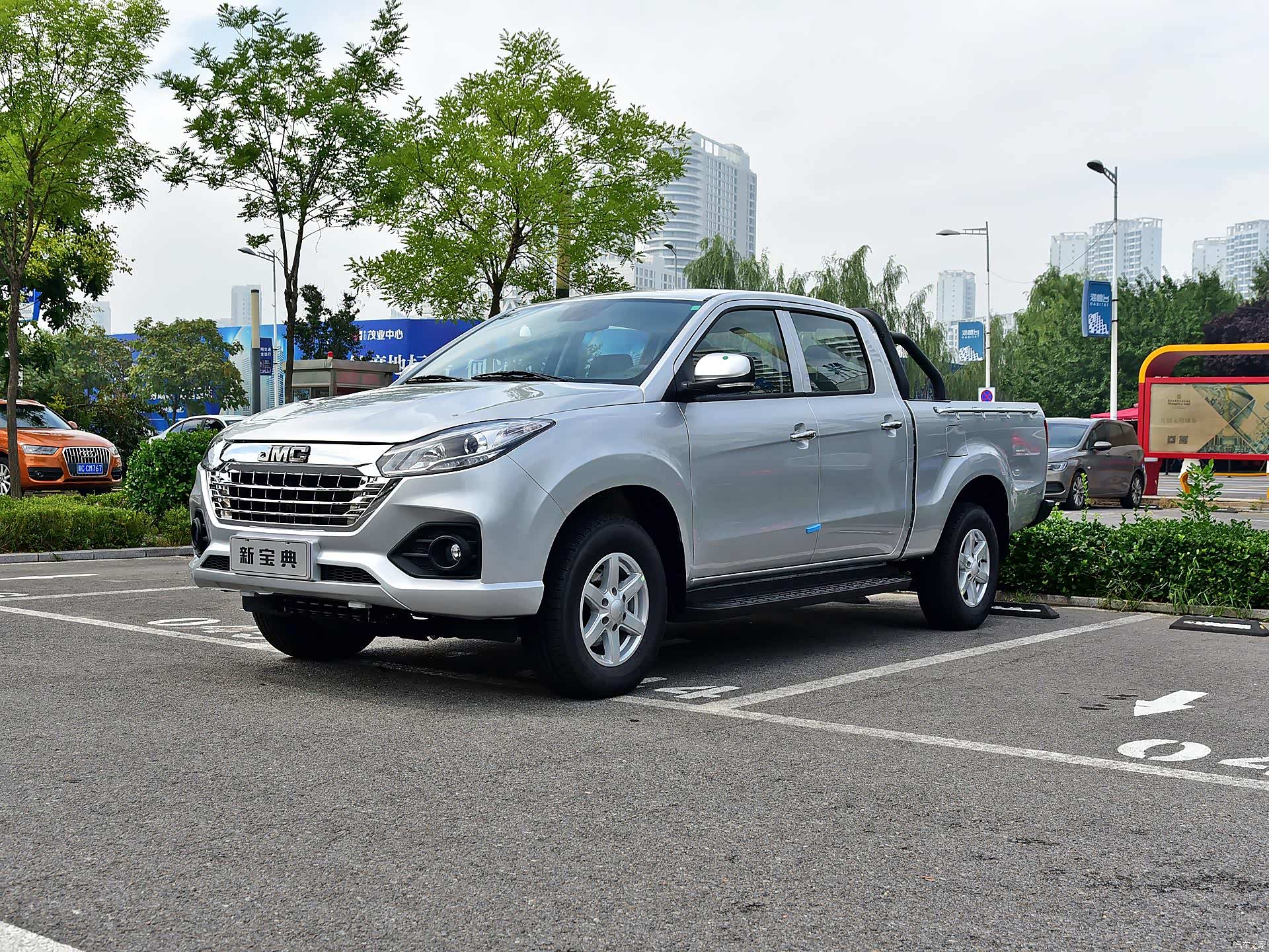 2020款 2.5T柴油两驱尊享长轴版前脸左侧/引自汽车之家图库