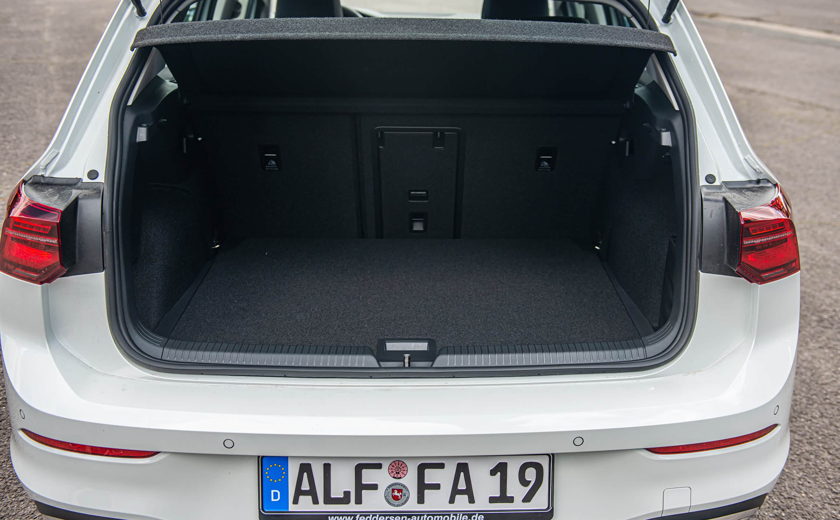 行李厢很规整，容量为380L，和上一代一模一样