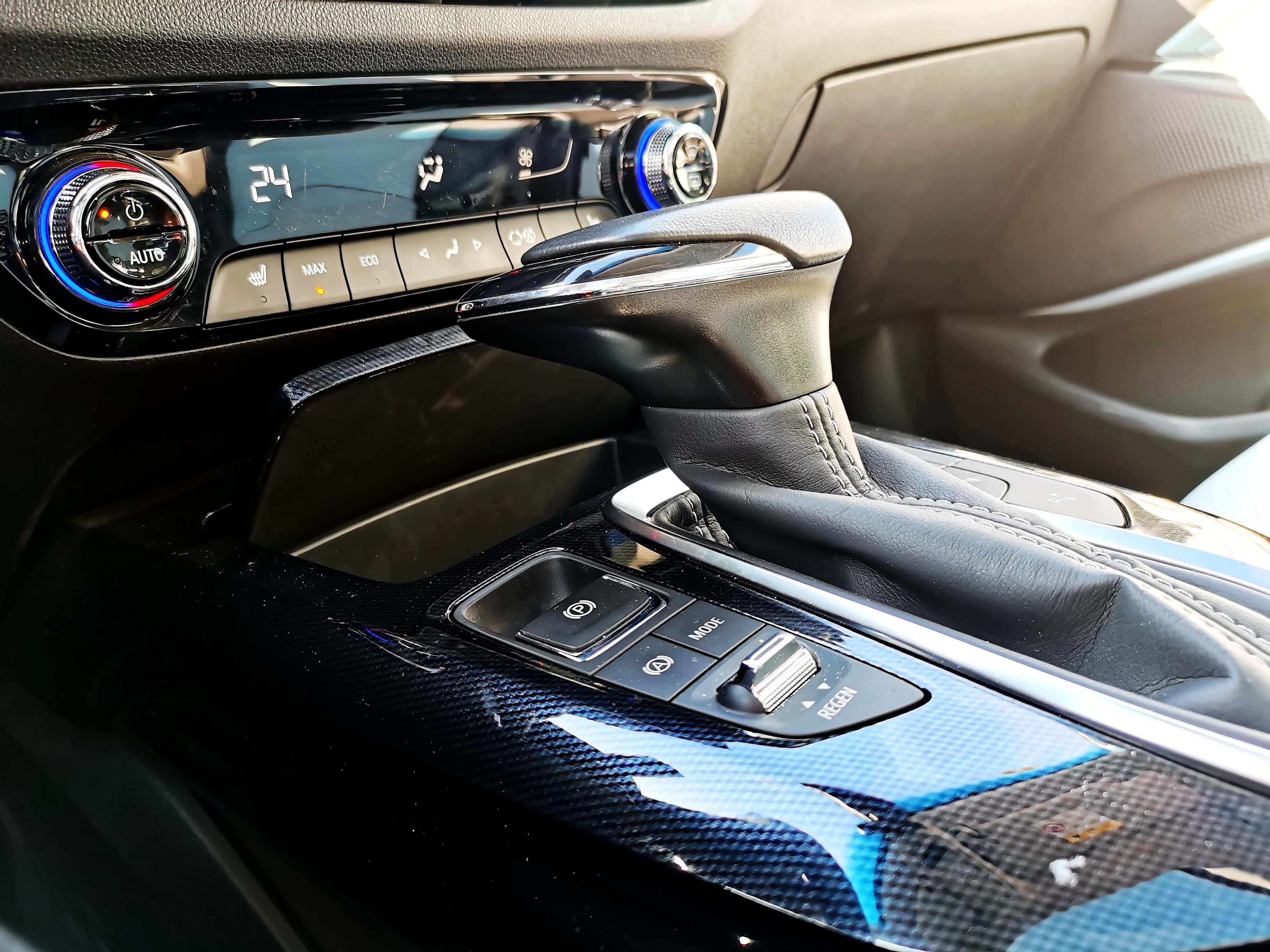 造型非常别致的挡把设计加上亮化的碳纤维包围还是挺新颖的，就是这台试驾车比较脏，没有拍出更好的效果。