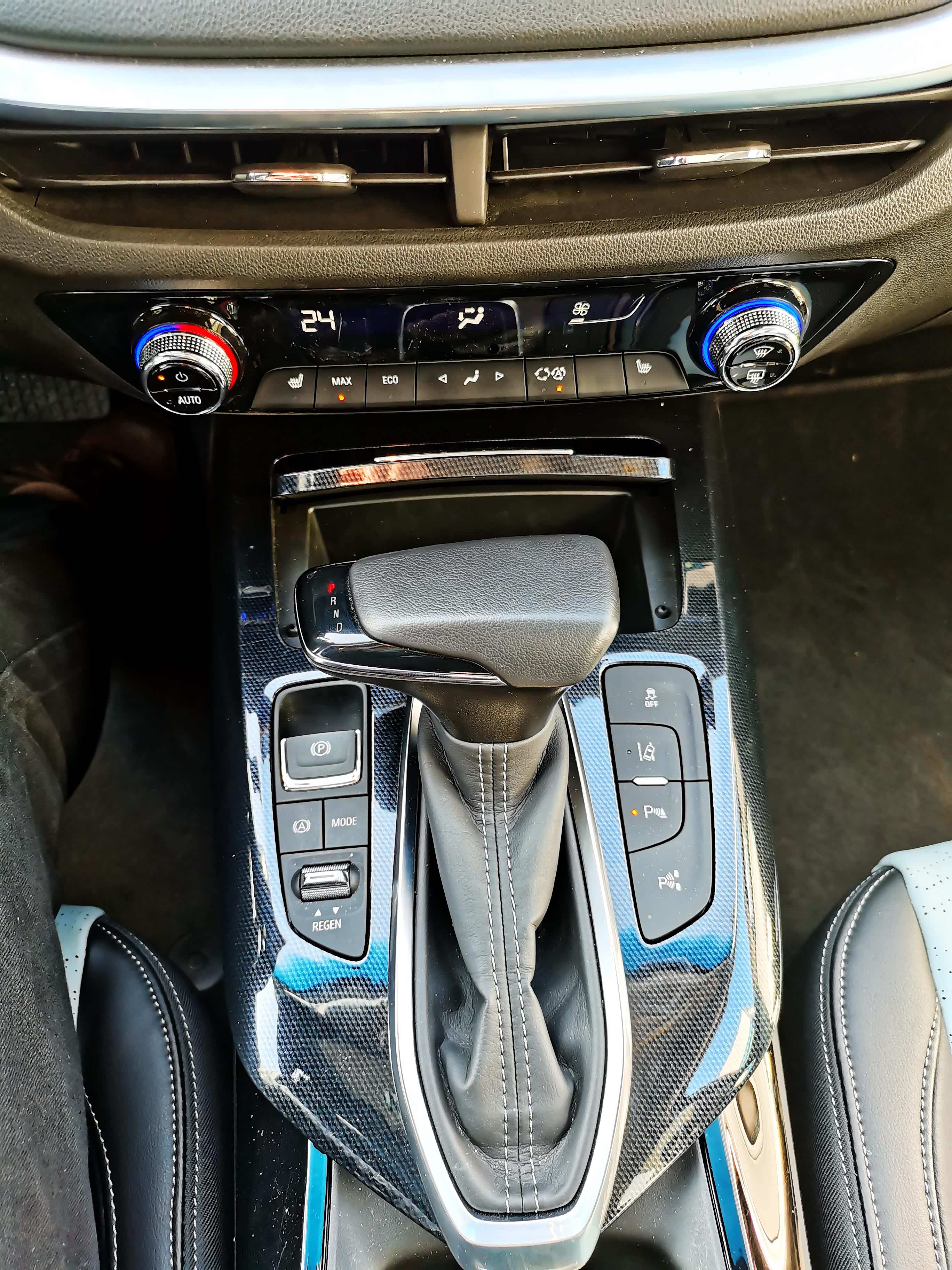 在中控屏的下面也保留了一些实体按键，雪佛兰一直有着这样的风格，纯电汽车也不例外。