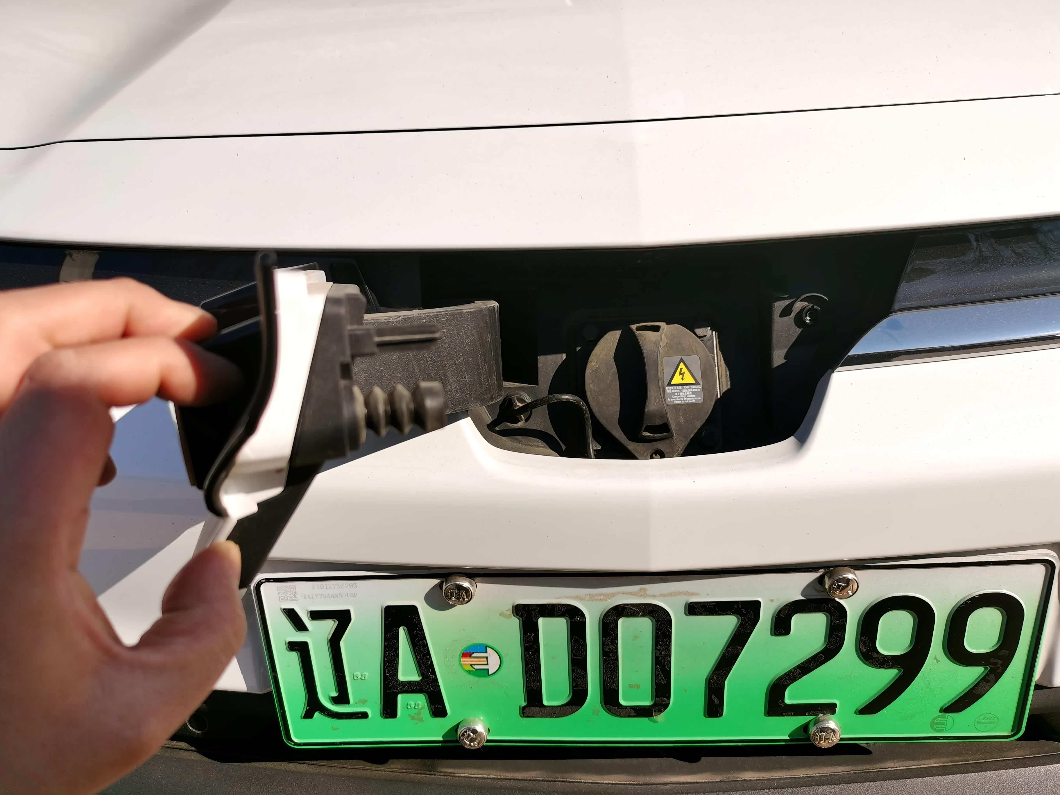 按一下车标弹出的就是快充接口，续航里程为410km的畅巡，快充40分钟即可充满80%电量。