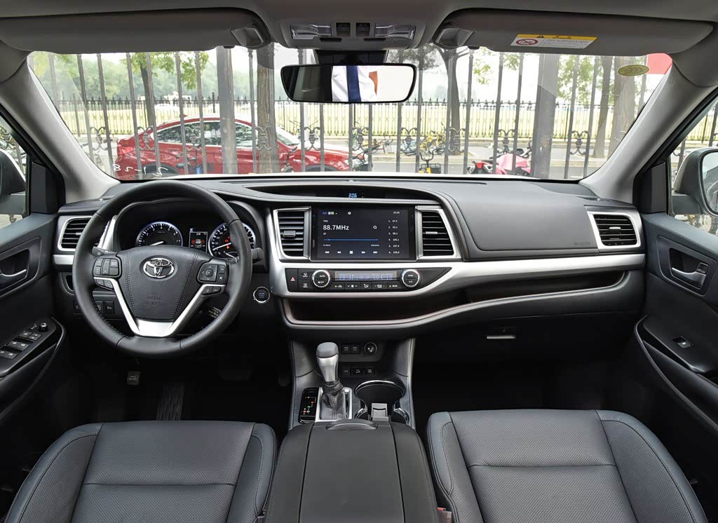 30万买suv追求大空间选汉兰达还是等尺寸更大的别克全新昂科旗