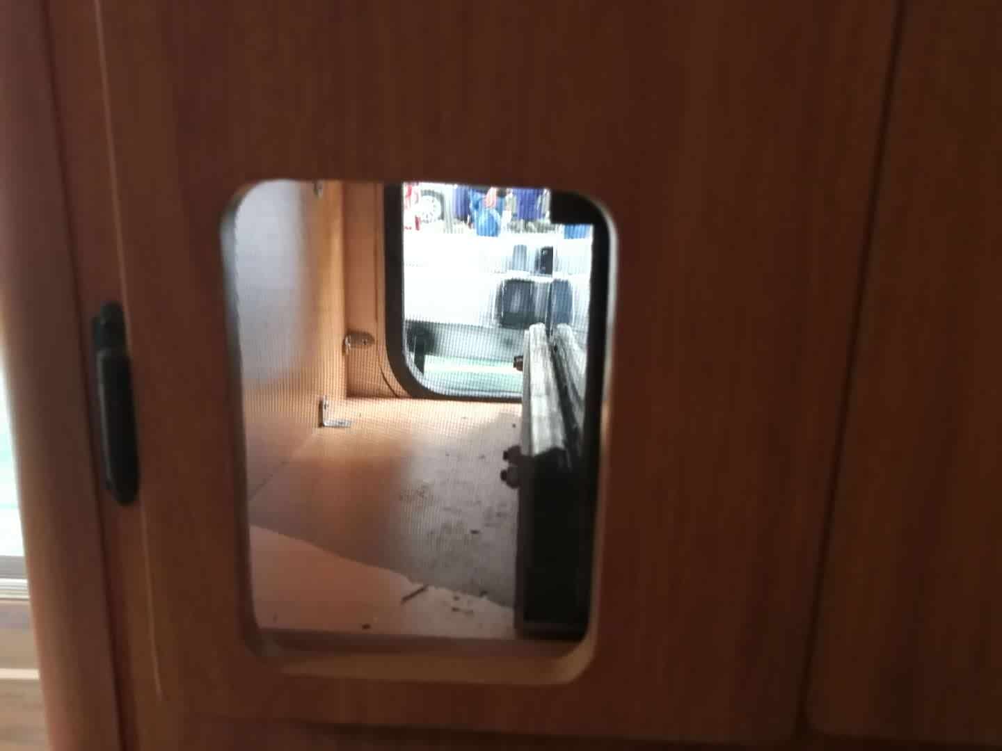 刘能视角就是这样的。以前为了使得通道通常，必须内外门都打开，以后只要开外门就可以了