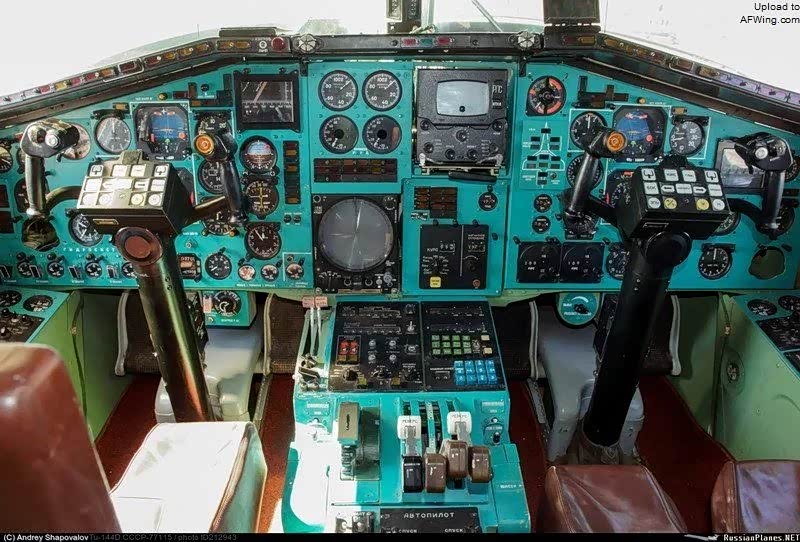 图-144的驾驶舱