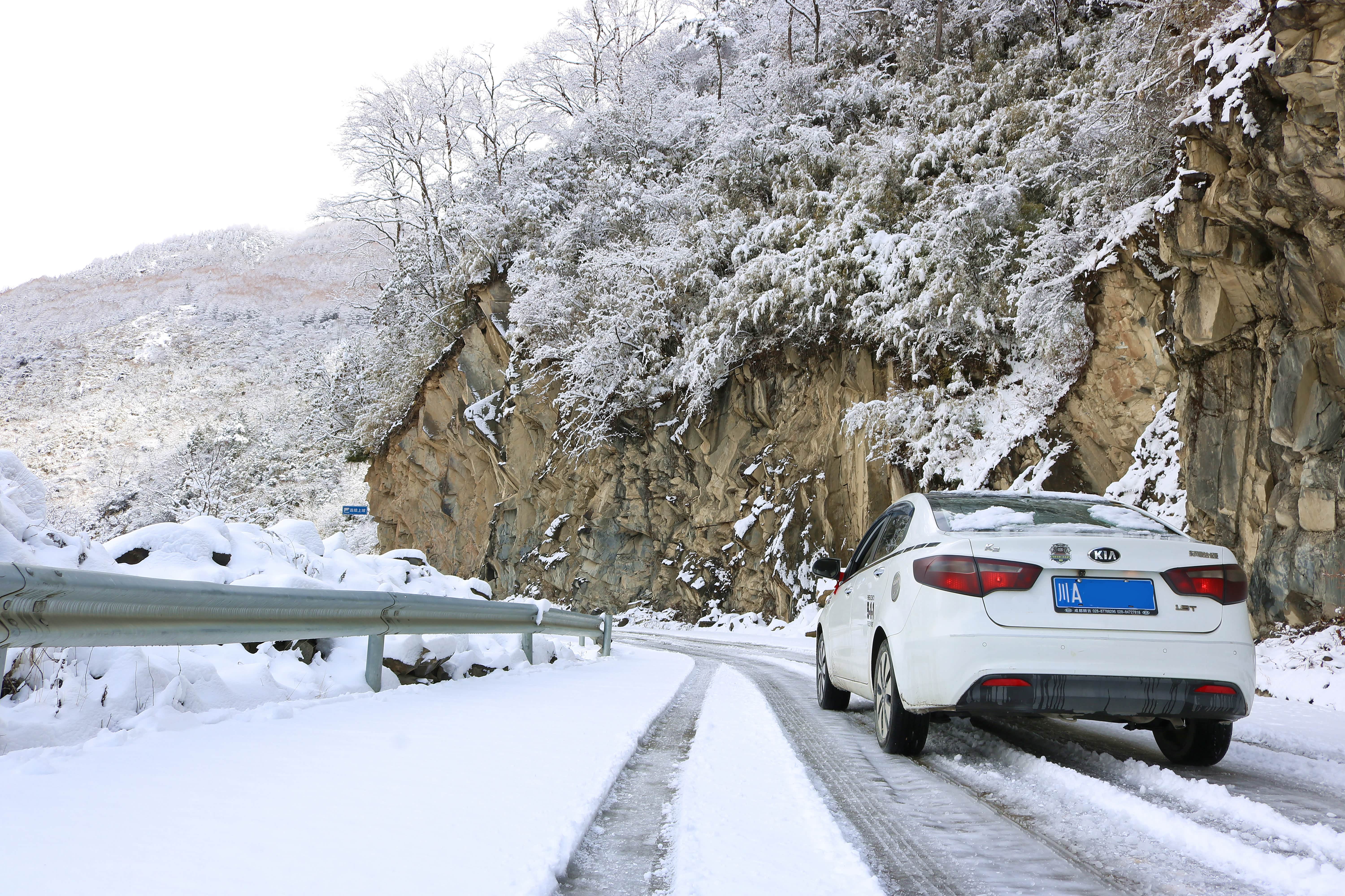 路面结冰越来越厚，暂时还没出现打滑，继续缓慢前行。