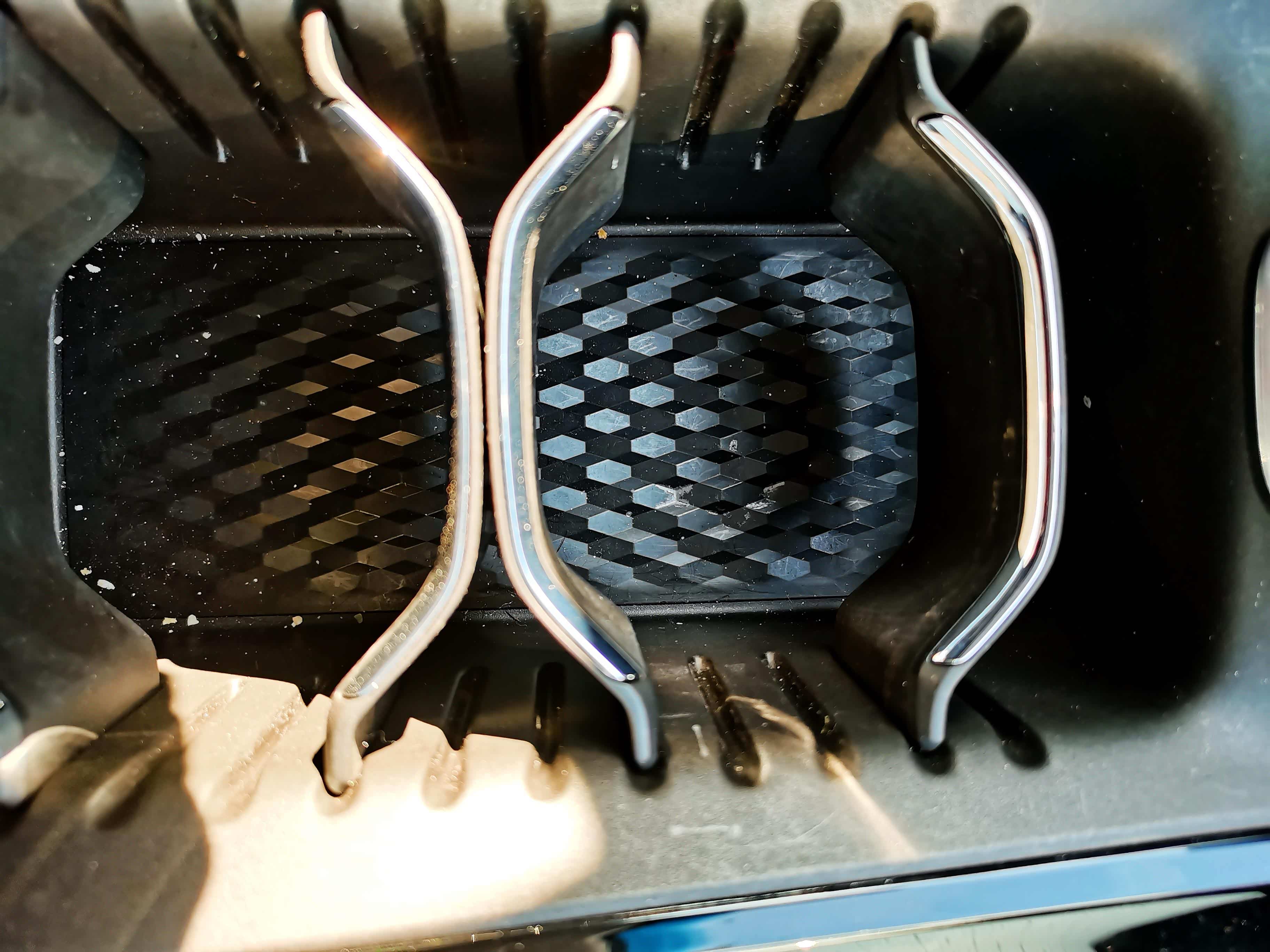 前面有说过这台畅巡还是有细节之处可以点赞的，就是这个水杯槽内有碳纤维式垫子。