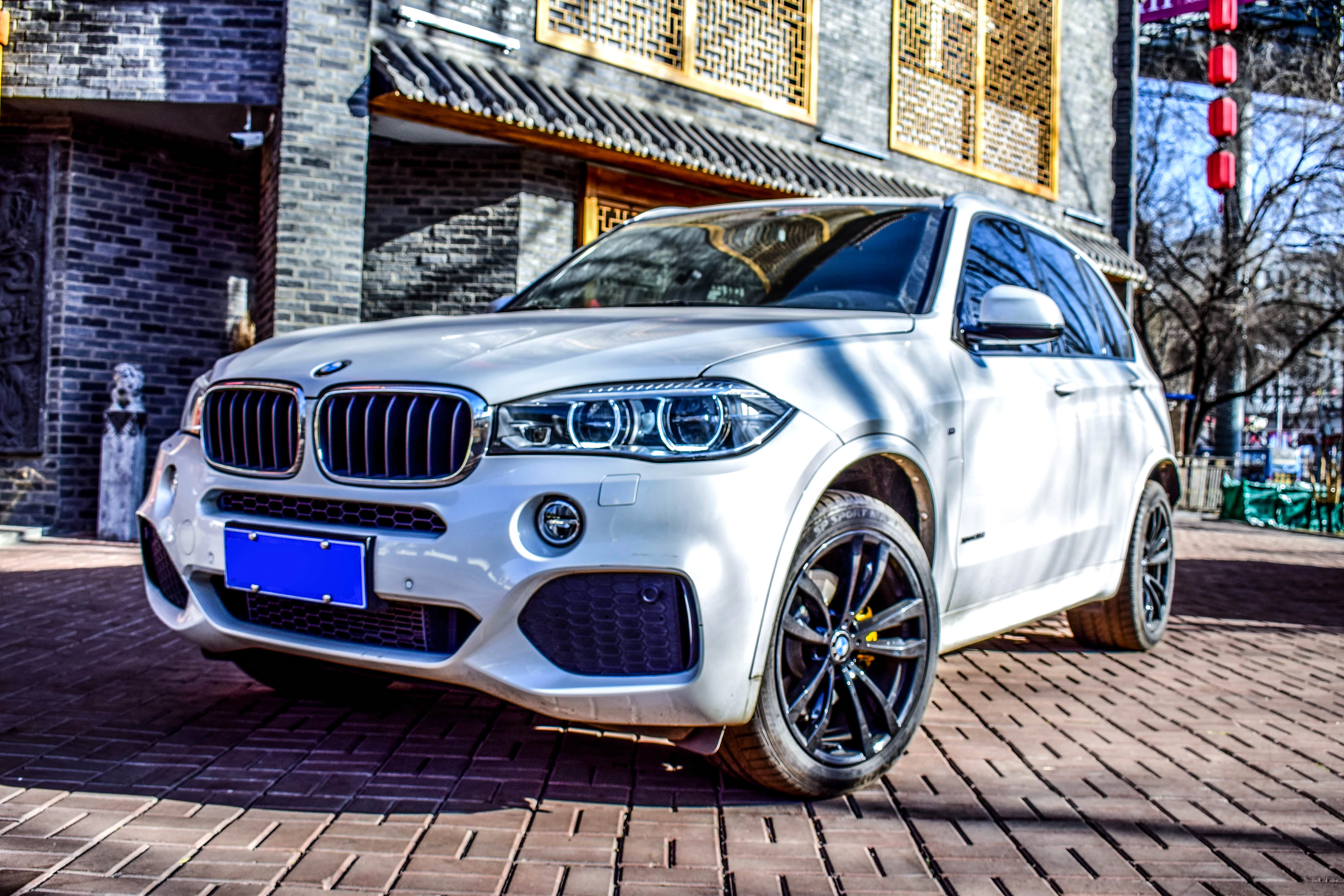 线条凌厉的发动机盖配合新式样的前保险杠让全新宝马X5的前脸极具力量感