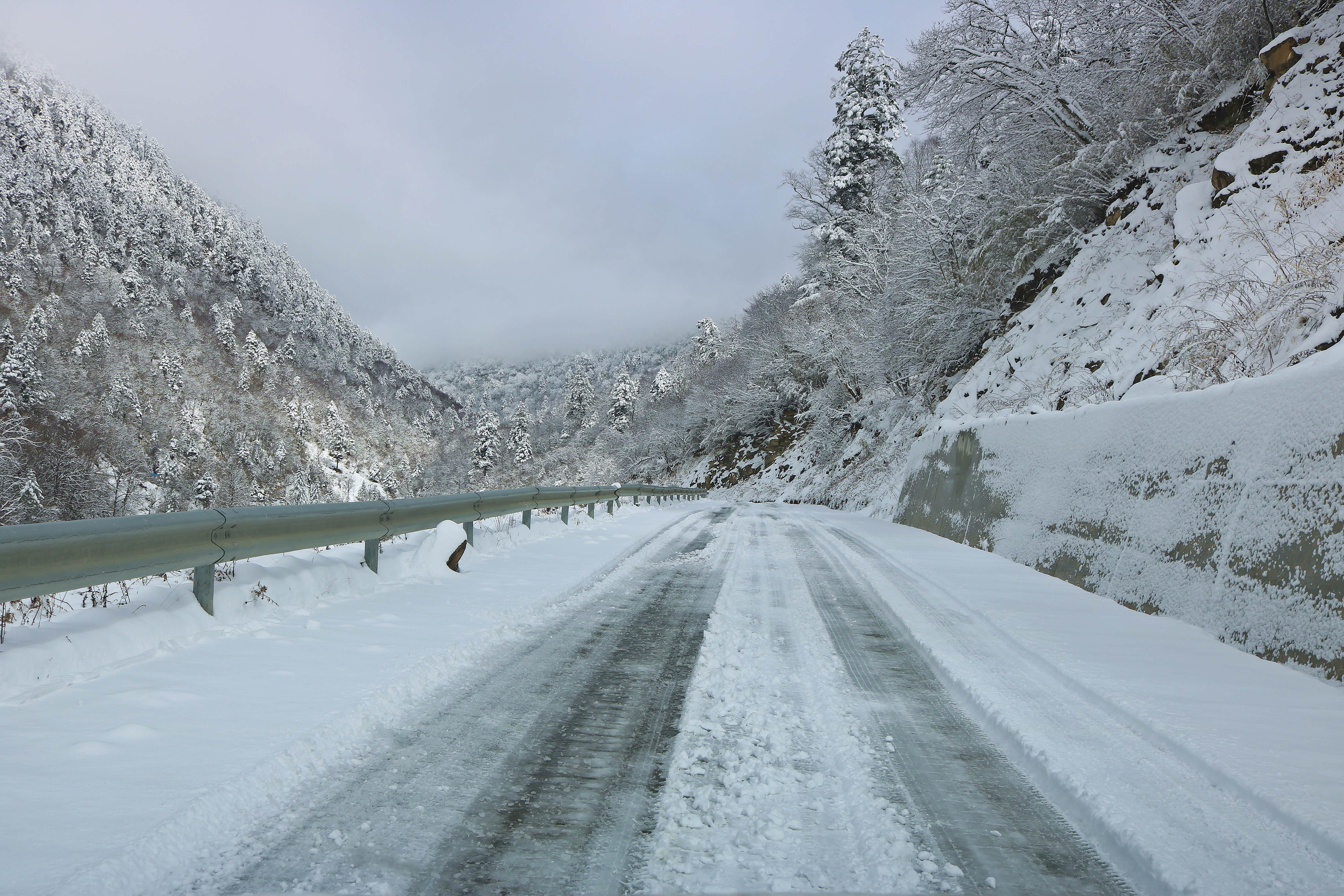 随着海拔上升，路面在大山背影的地方，因为晒不到阳光，路面积雪也更厚。心里也不时紧张起来。