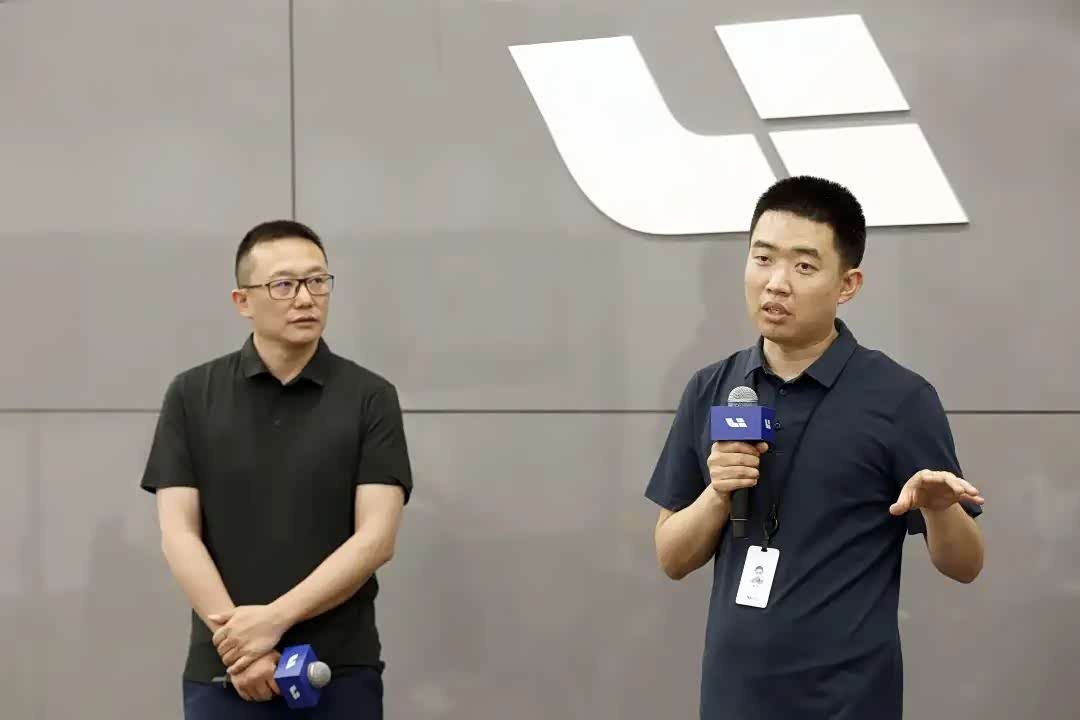 理想汽车创始人李想（右）屡屡“开骂”