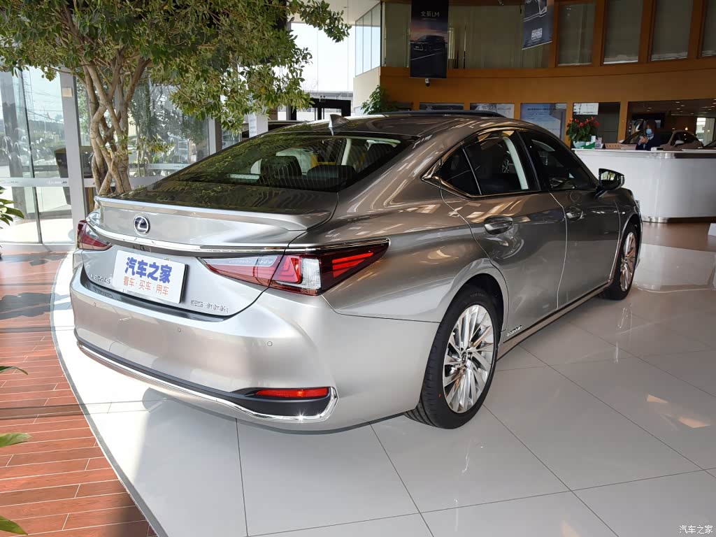 配图为2020款 300h 行政版