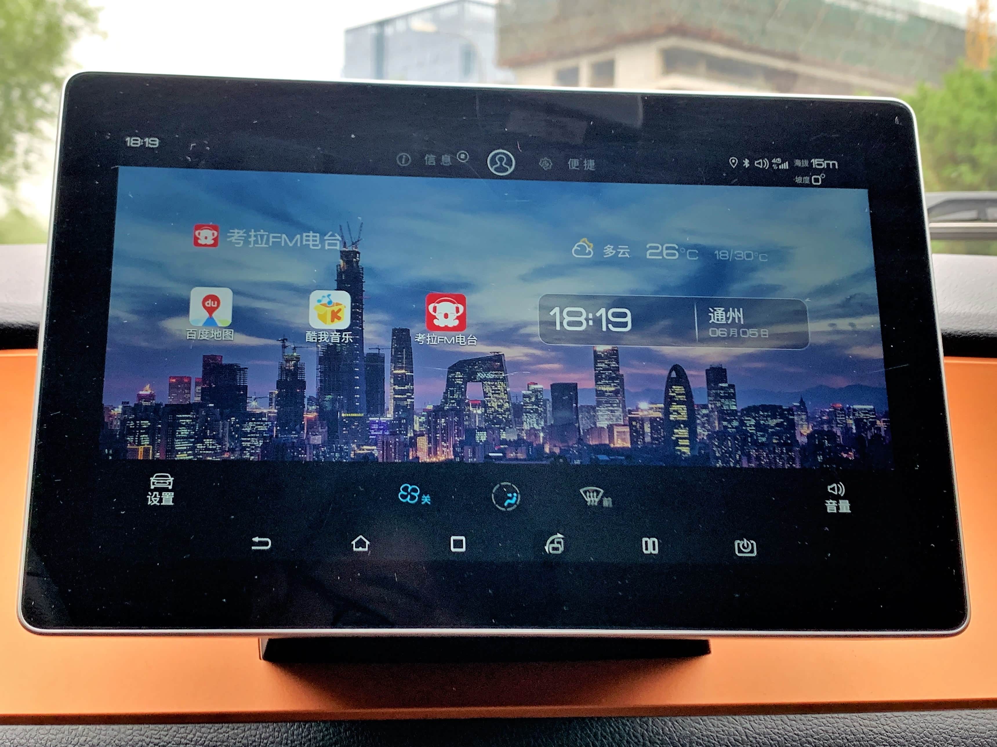 内饰最醒目的就是中控台的10.1英寸DiLink 8核自适应旋转悬浮Pad，显示清晰，体验也极为流畅