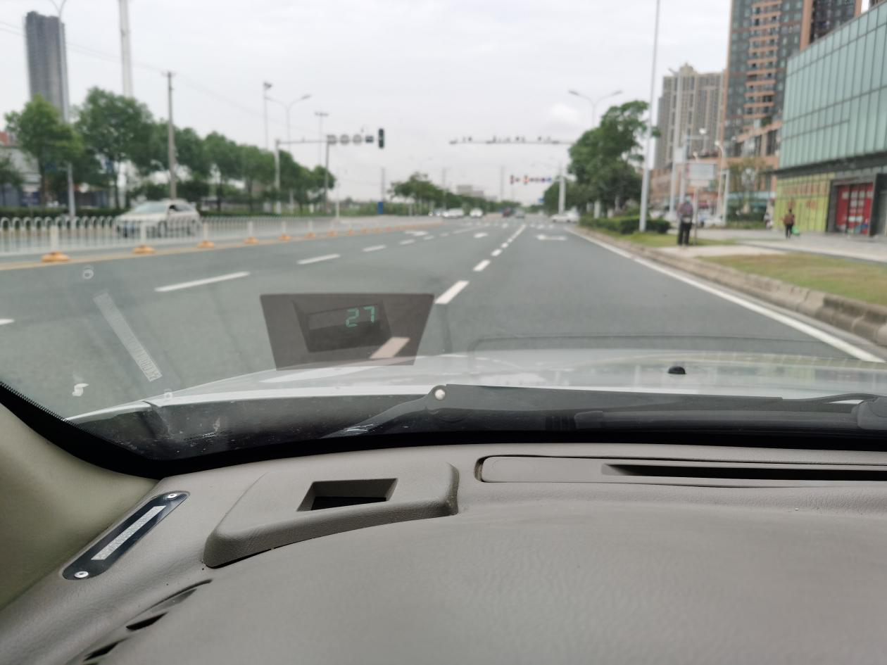 当年这台车的配置相当高，还有抬头显示。