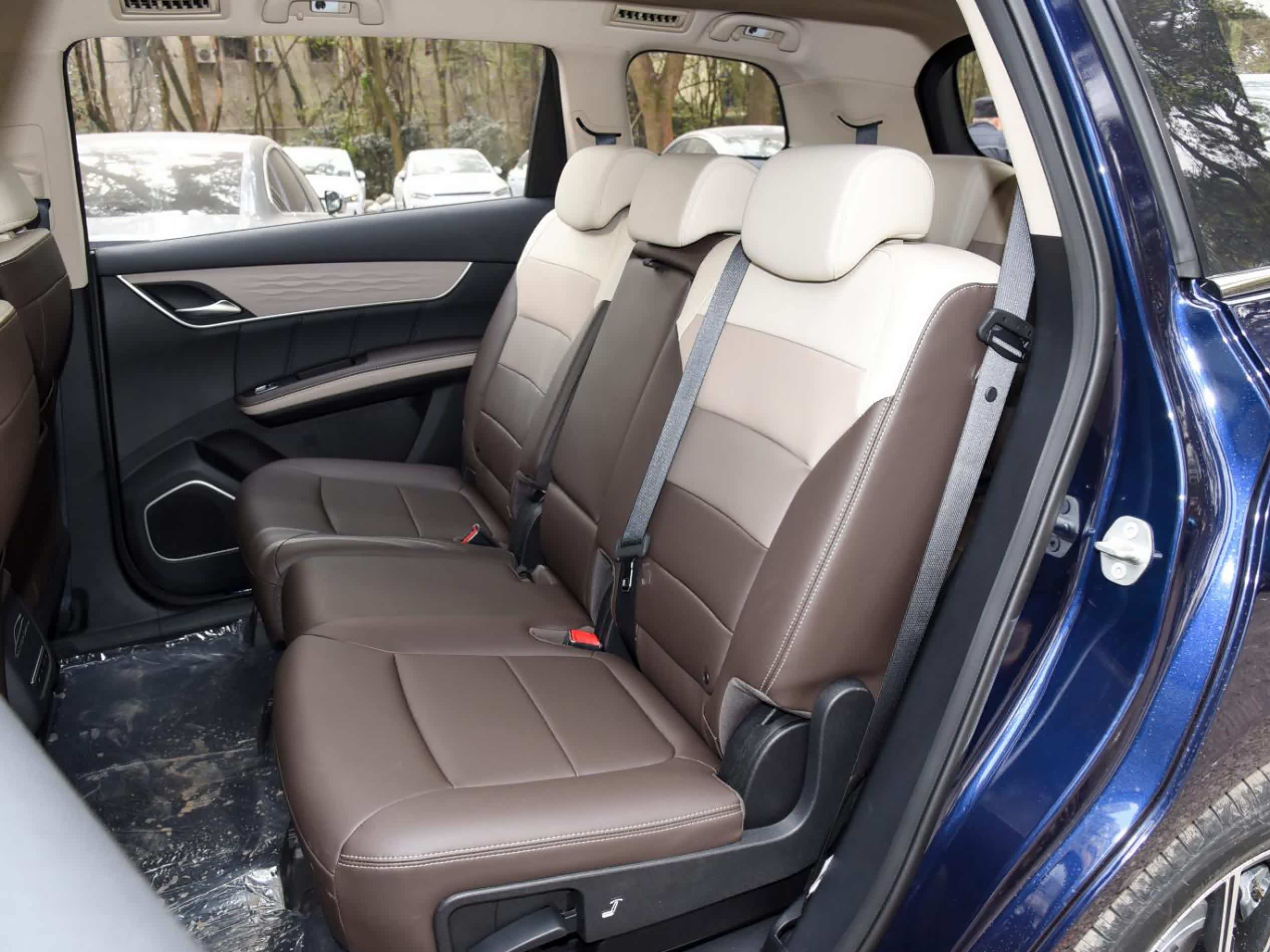 比亚迪宋MAX DM-i第二排座椅