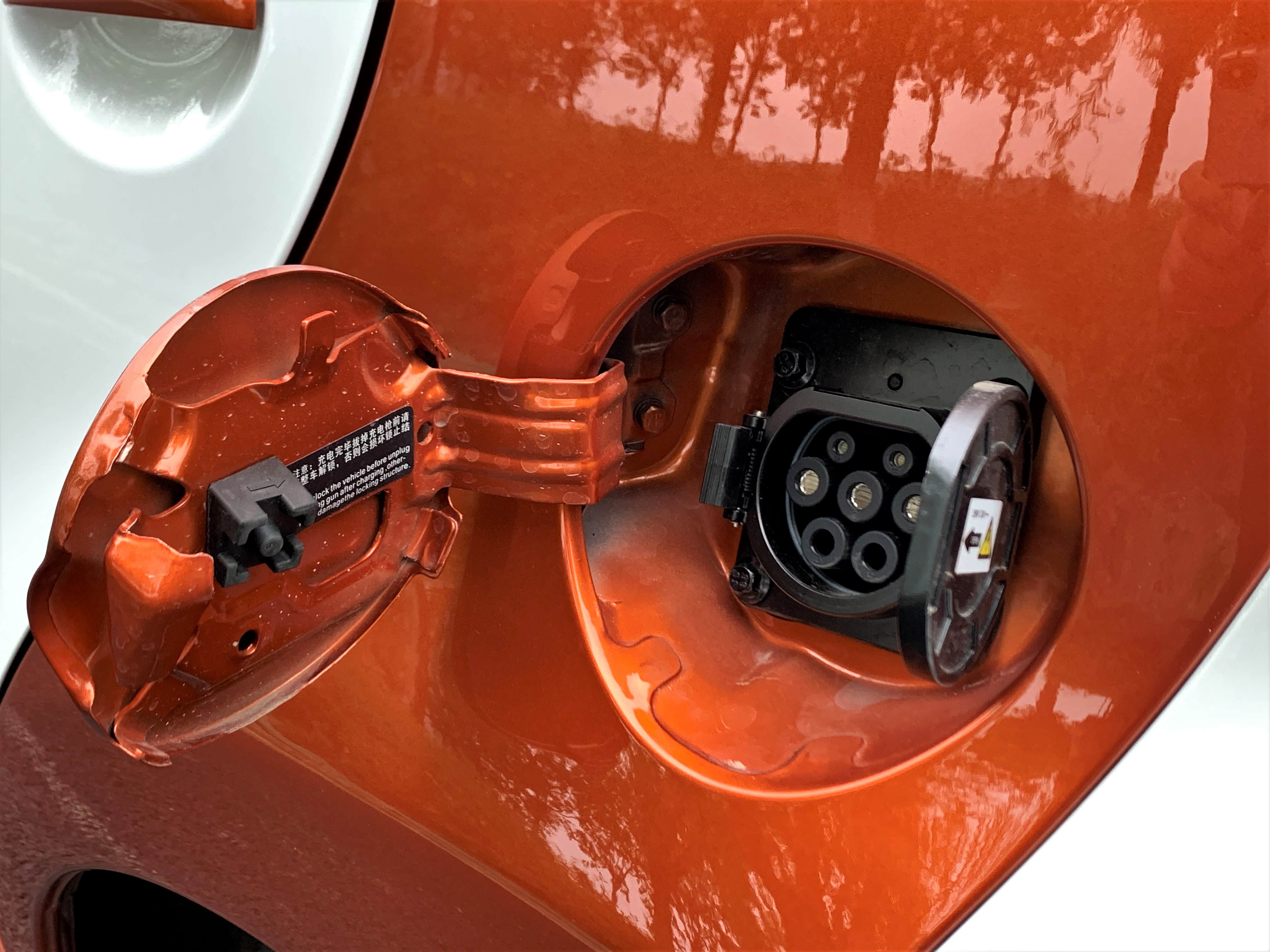 后部加油口的位置是标准慢充接口