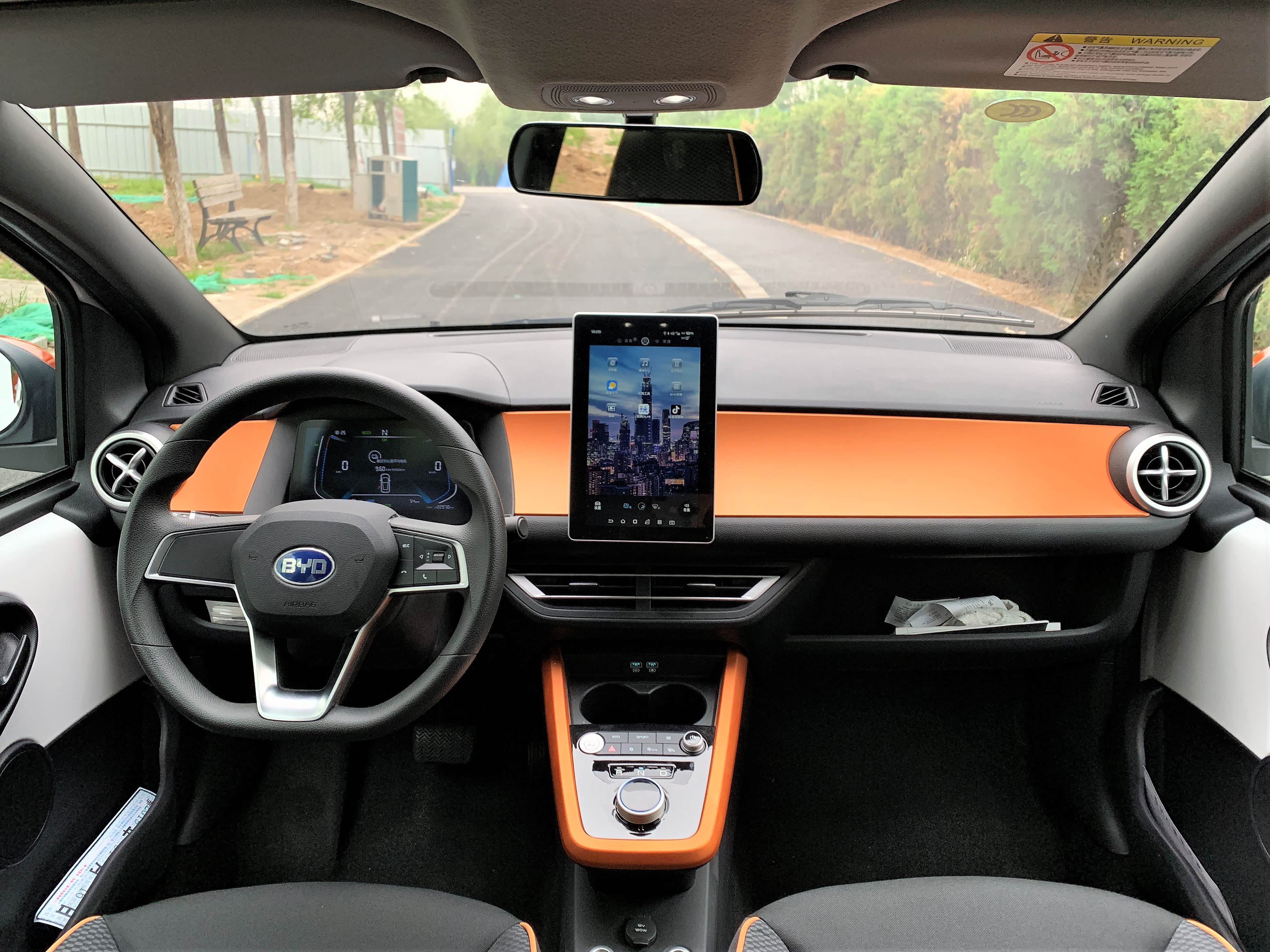 脱胎换骨的e1内饰：年轻、时髦、科技感，当然材质用料还是差了一些