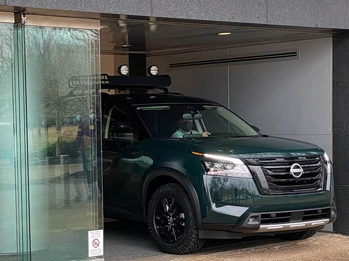 8缸 全时四驱,实拍全新日产途乐,起售价约32万元,不比