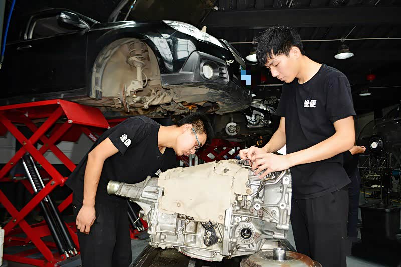 检查斯巴鲁变速箱外部有无损坏