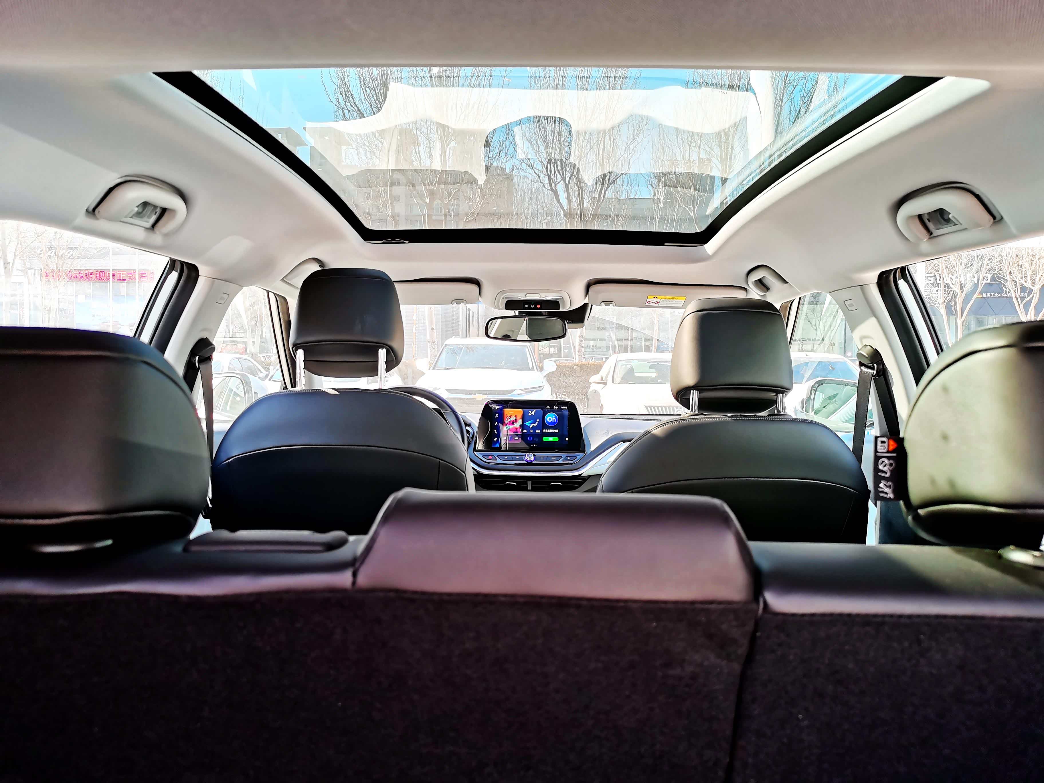 突然发现个小细节，畅巡所搭配的全景天窗看上去非常的漂亮，但可惜的是无法开启。