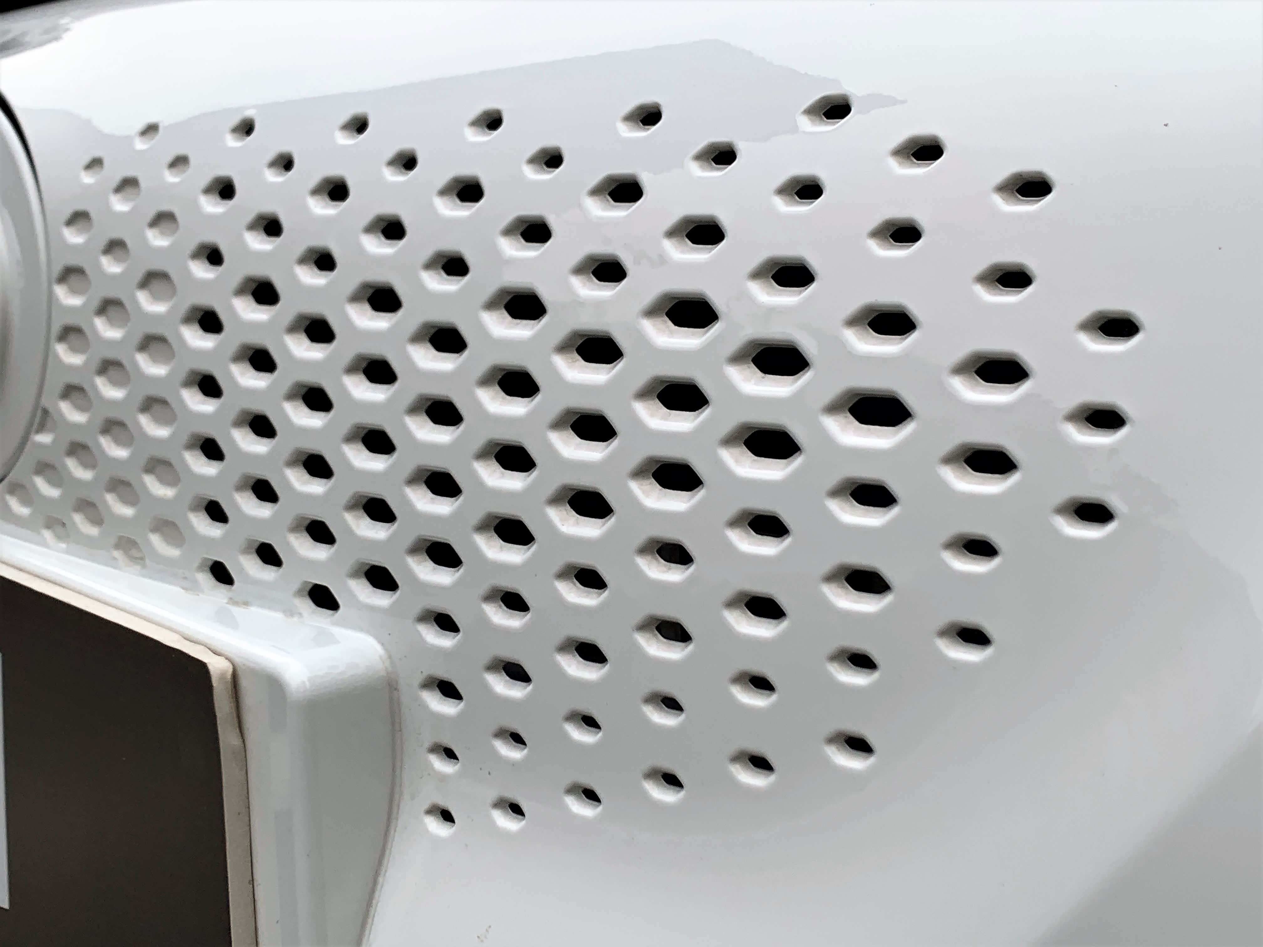 前保险杠布满了蜂巢状的造型小孔，帮助散热的同时也是新能源车追求科技感的象征