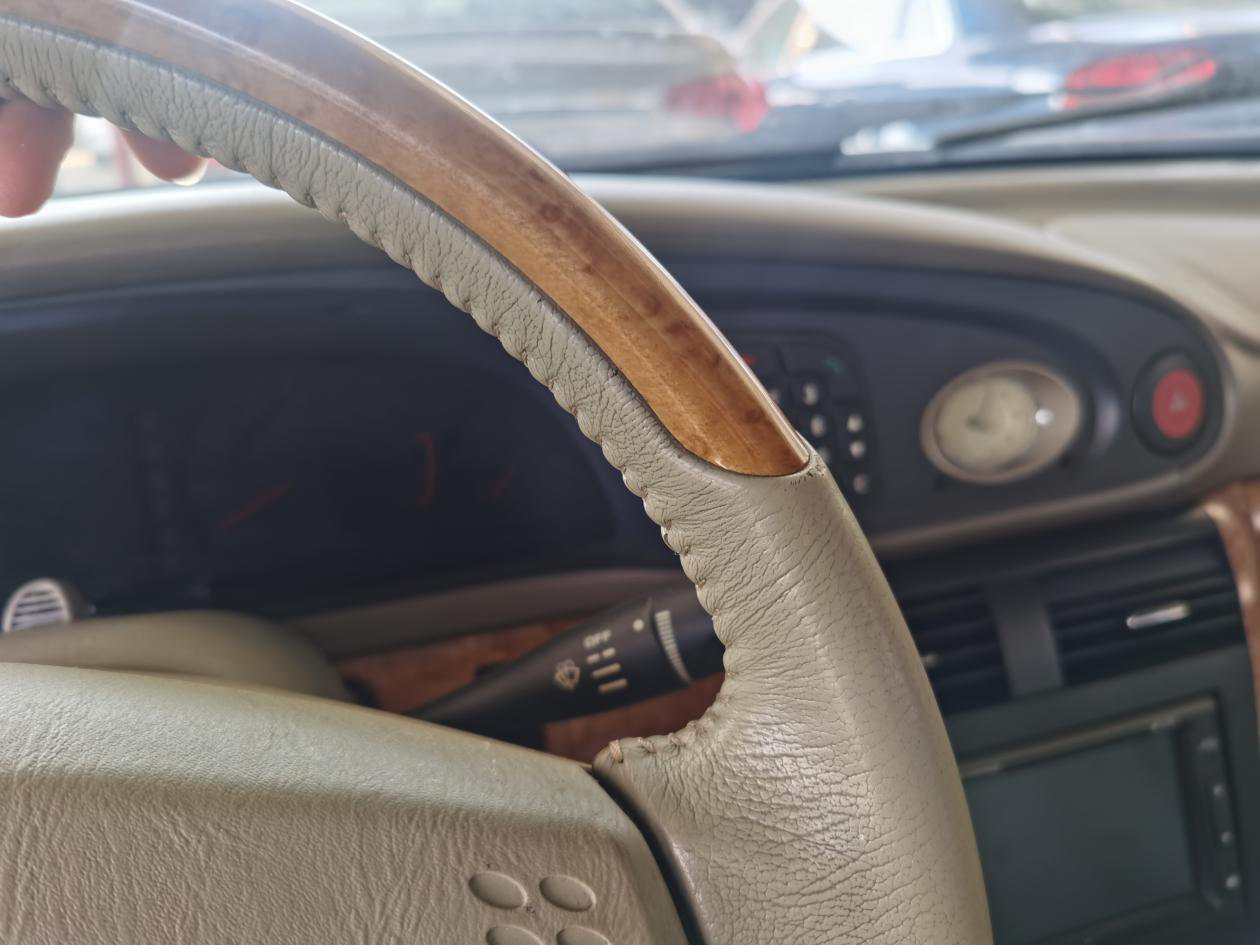 方向盘一尘不染，原厂木纹方向盘，握起来很舒服，简单精洗就能出样子。