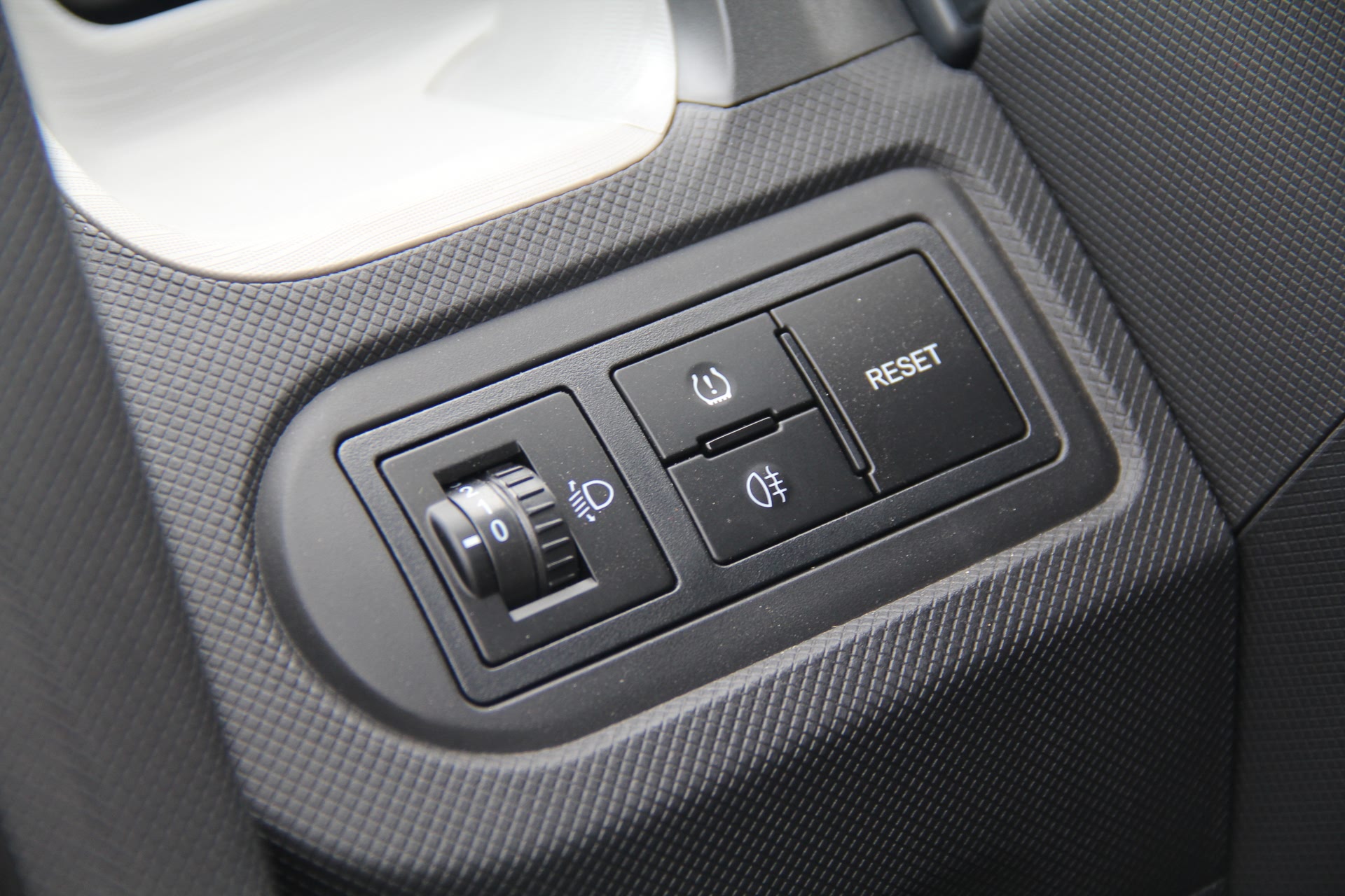 方向盘左侧是大灯高度调节、胎压监测复位及后雾灯控制按键。