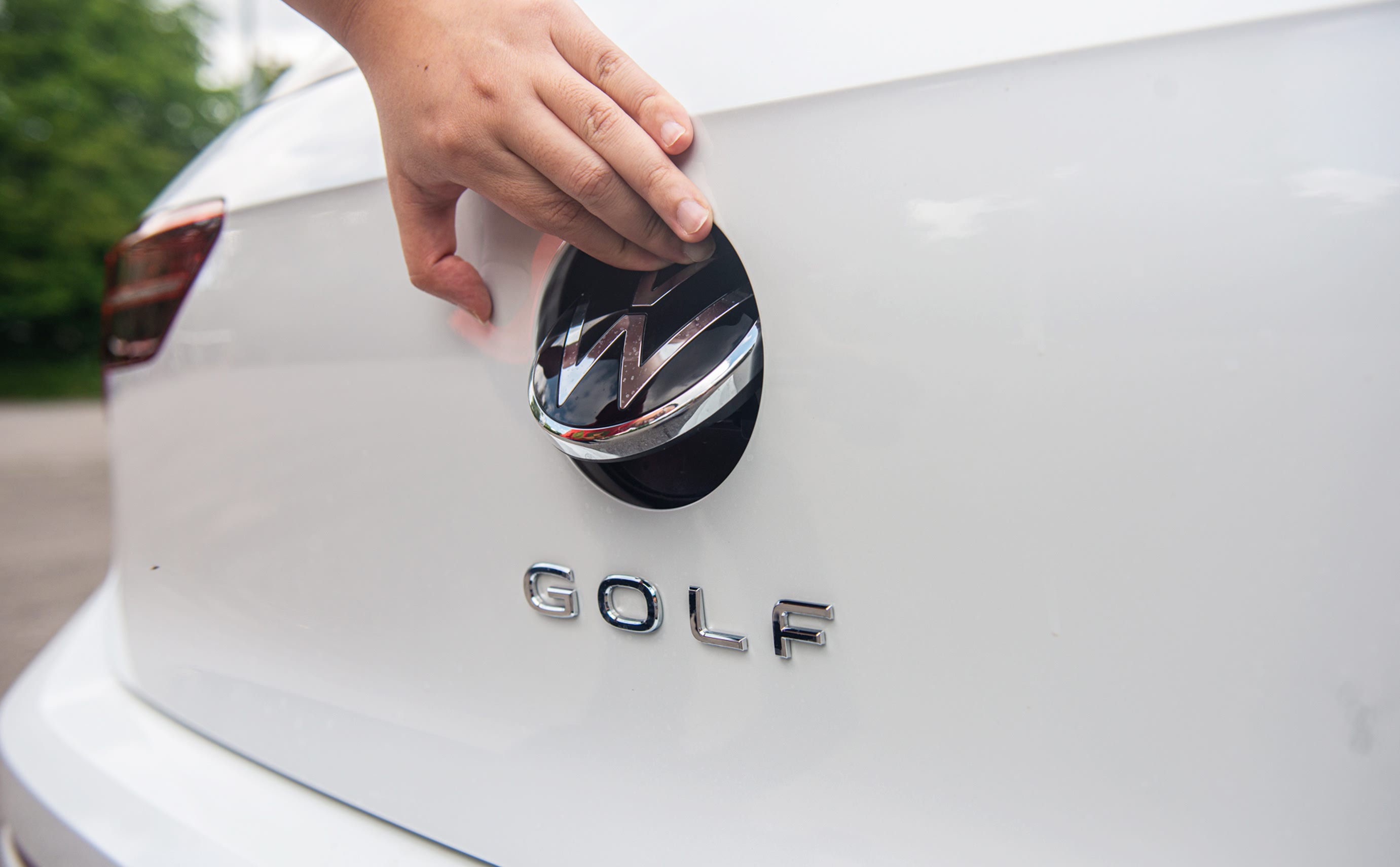 尾门仍然通过翻起车标开关，“Golf”标识被挪到了中间