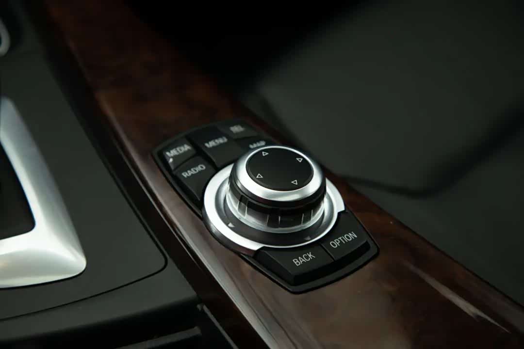只能通过按钮操作的iDrive