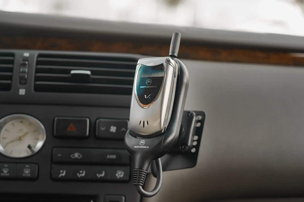 Motorola V60i掀盖手机。图／摘自Bring A Trailer