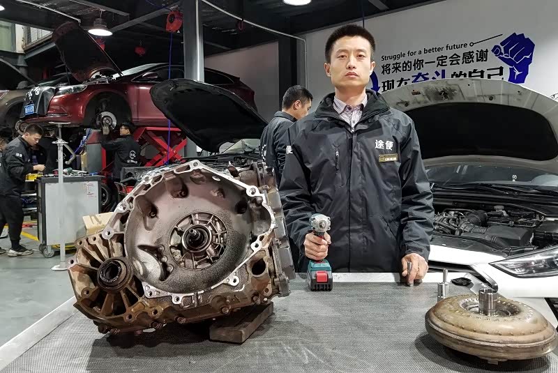 放出变速箱油，抽出插在变速箱中的半轴，把和变速箱连着的，附件都拆了，就能抬下英朗6AT变速箱了。