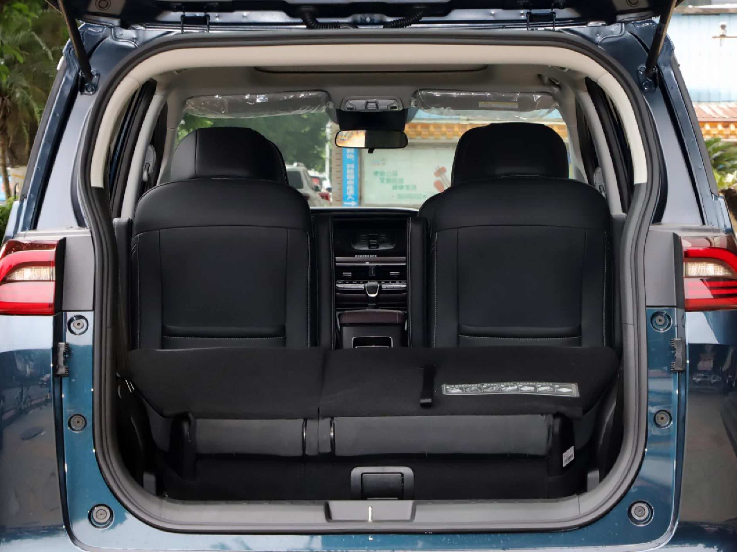 广汽传祺M6后备箱