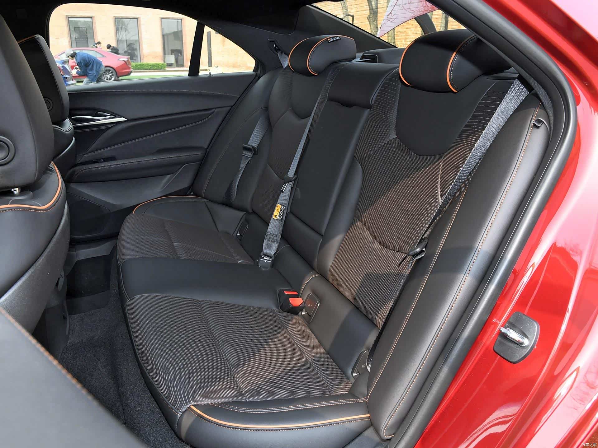 CT4的后排空间仅仅是紧凑型车的水平，不过“载客”不是它的主要诉求/引自汽车之家图库