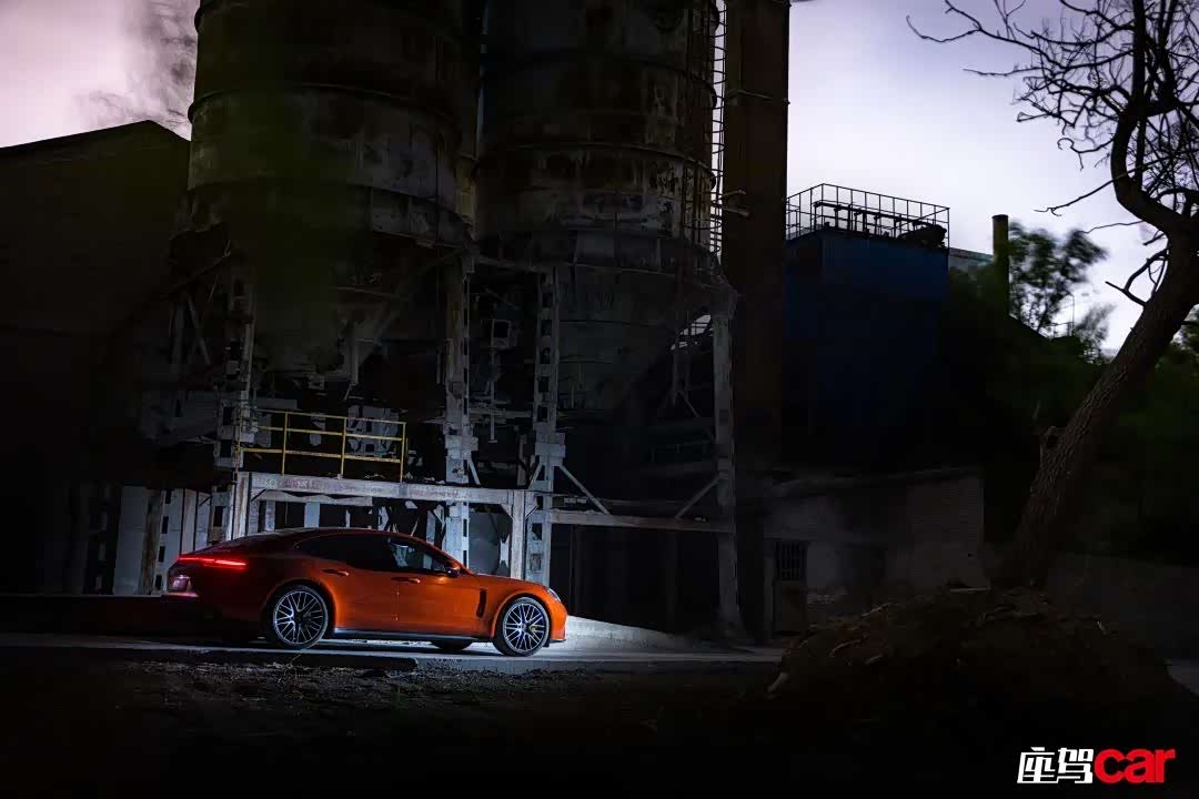 轮廓分明的线条已成经典，哪怕深处黑暗中同样惹人注目。