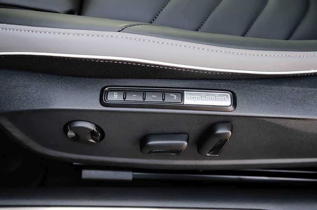 座椅电动调节及记忆功能