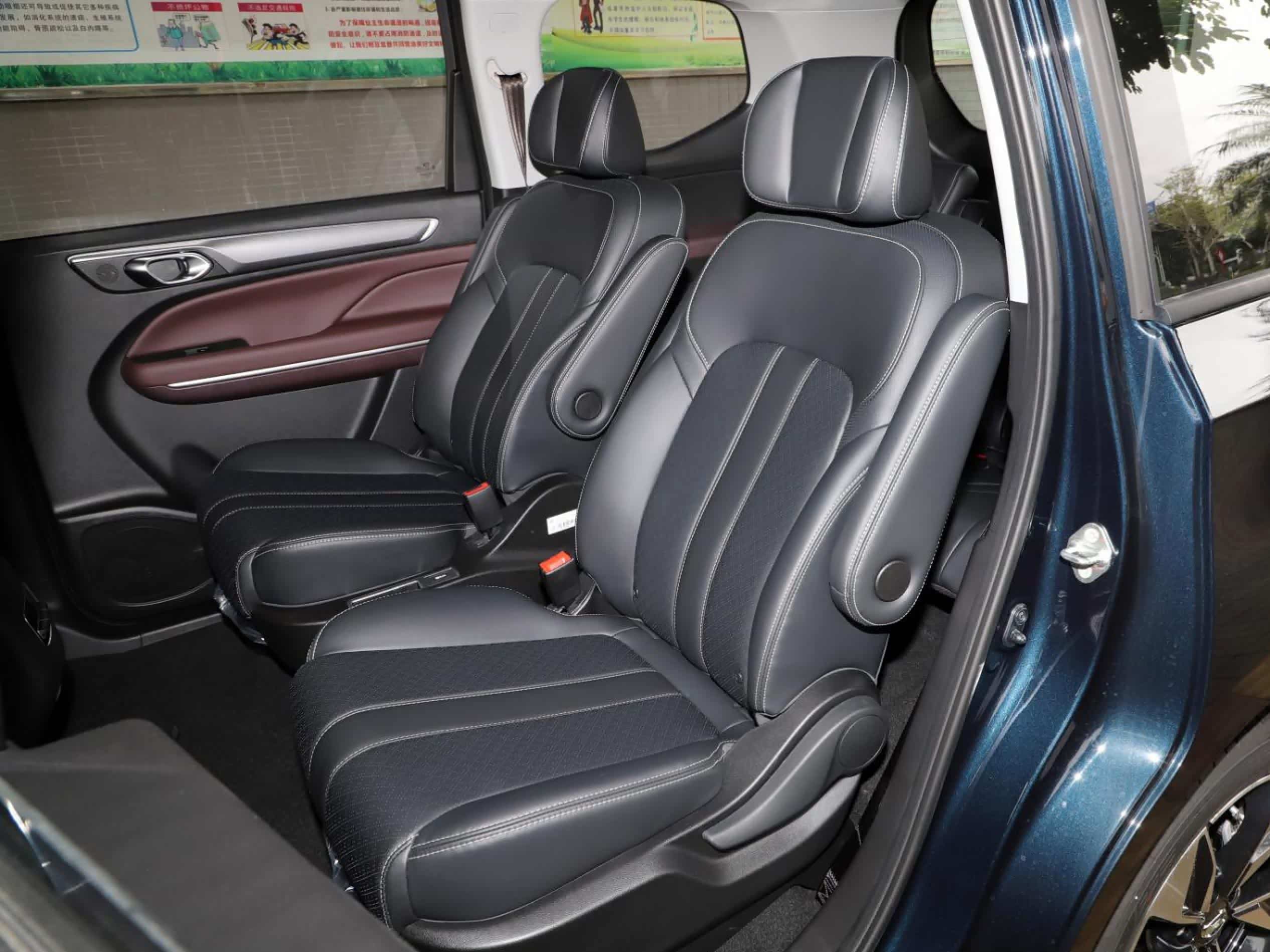 广汽传祺M6第二排座椅