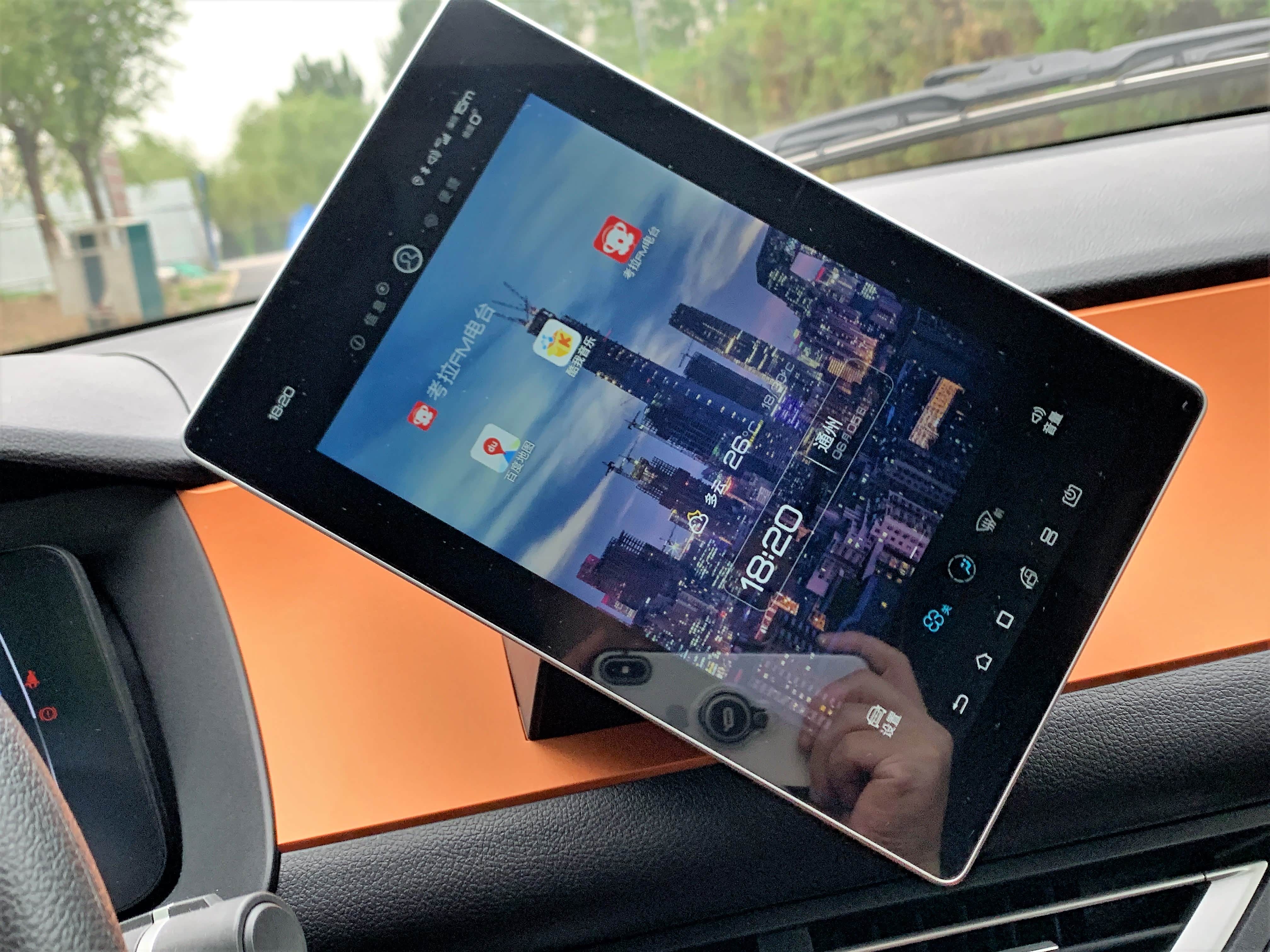 屏幕可在横竖90度范围内旋转切换，可手动也可自动