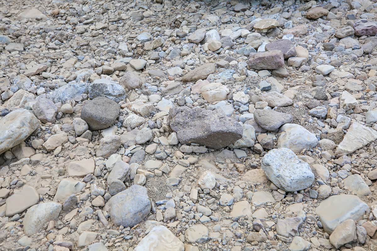 看似简单的石子路其实暗藏玄机，稍微不注意轮胎就可能牺牲