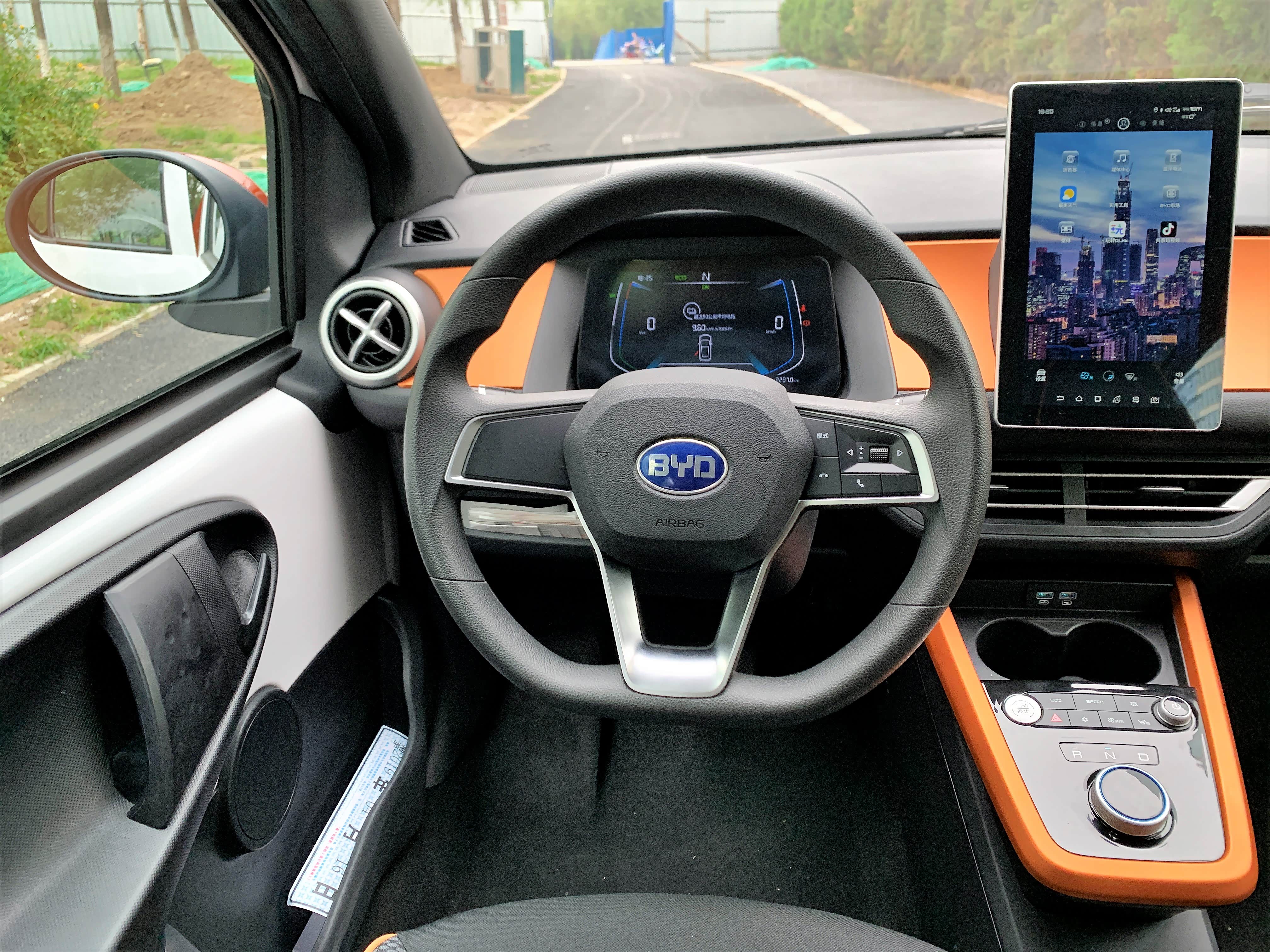 方向盘直径偏大了一些，如果稍微缩减一些尺寸体验会更好