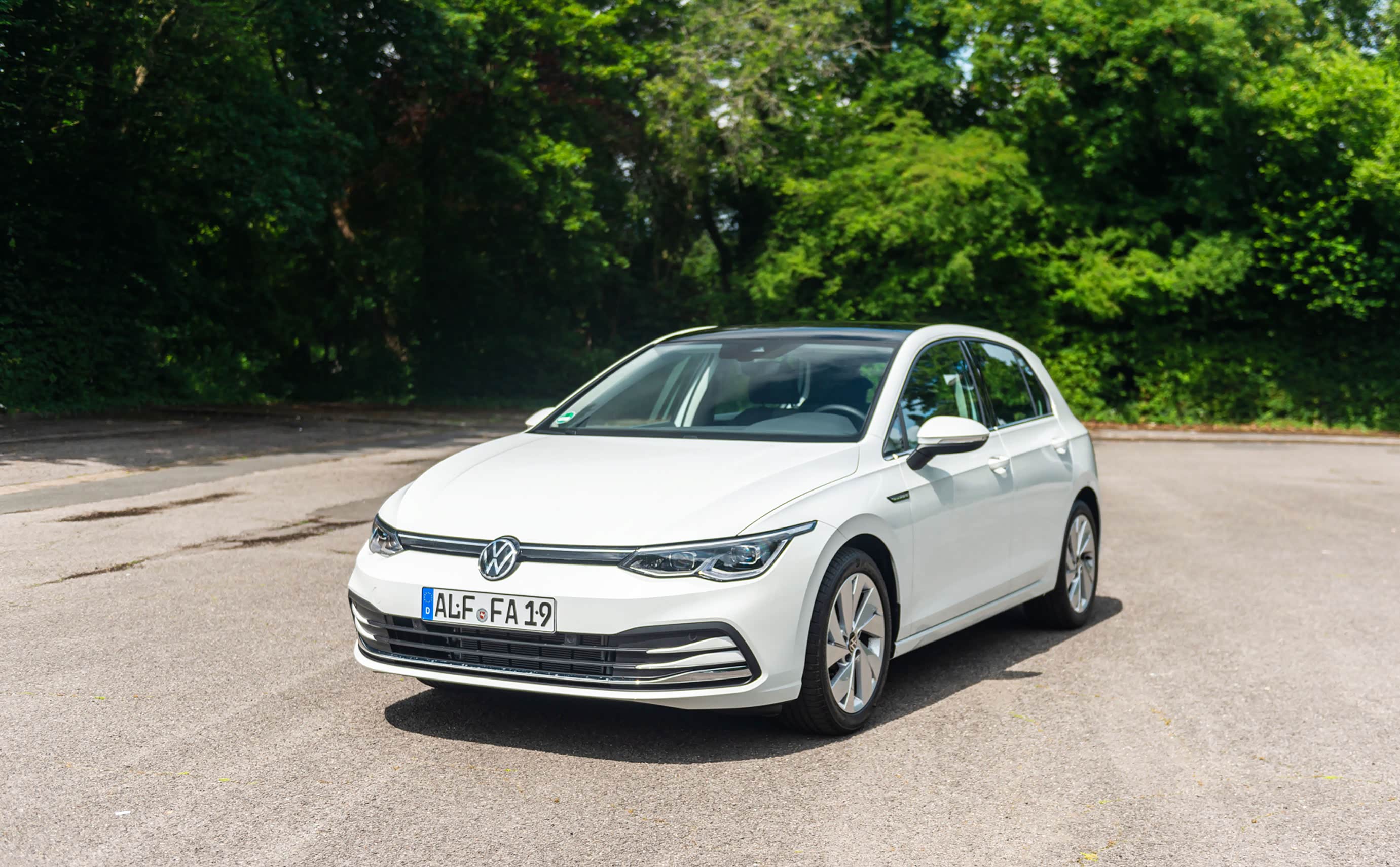 横贯式设计的前脸张力很大，让第八代高尔夫看起来又扁又平