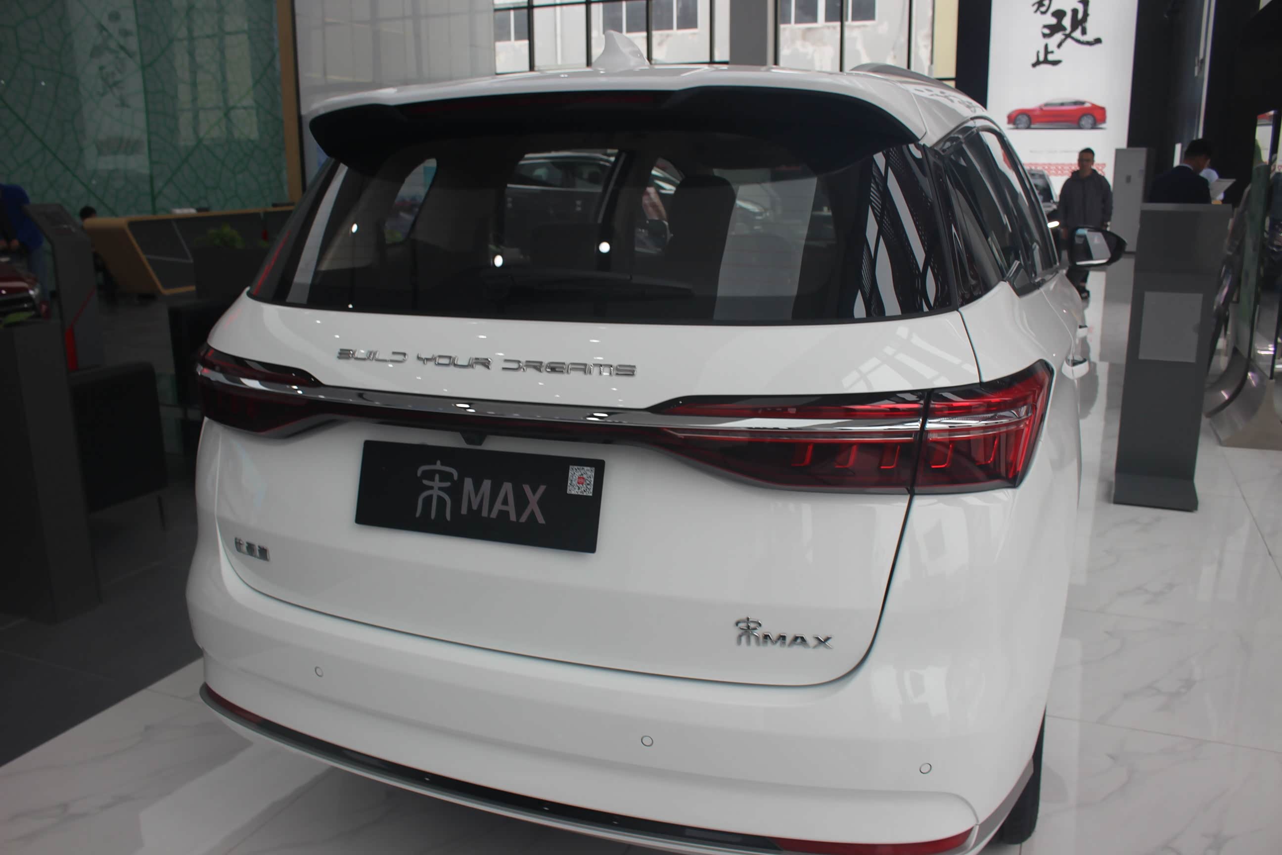 2021款比亚迪宋max到店,白色涂装高级,空间表现出色,还降价了